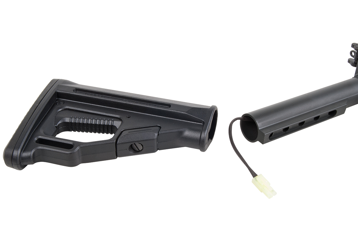 Schwarzer, verstellbarer Schaft für taktische Gewehre mit Pufferrohr und integriertem Batterieanschluss für die Aufrüstung von Airsoft-Schusswaffen.