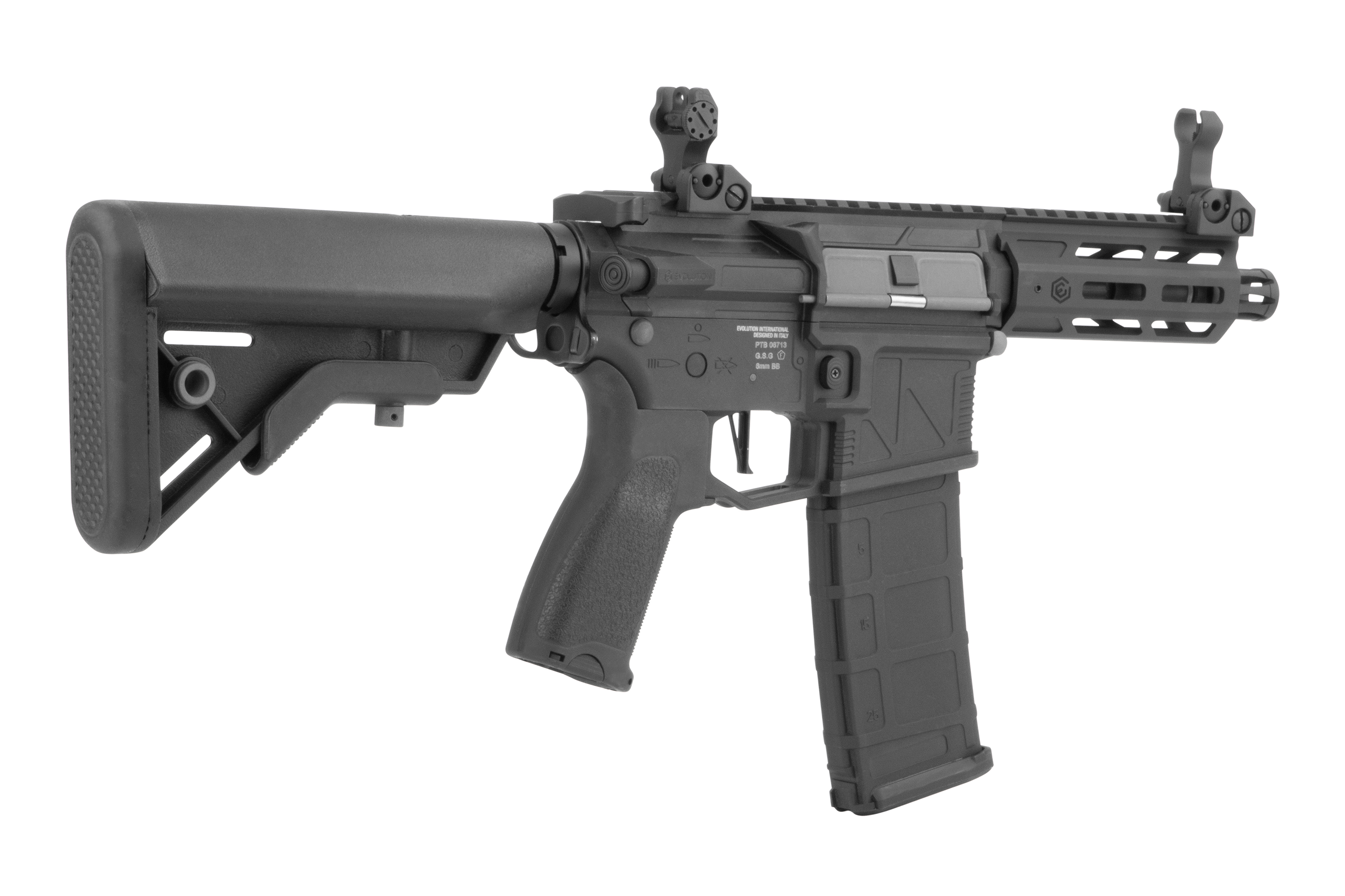Black Evolution International Airsoft-Gewehr mit verstellbarem Schaft, Polymermagazin und hochklappbarer Visierung auf weißem Hintergrund.