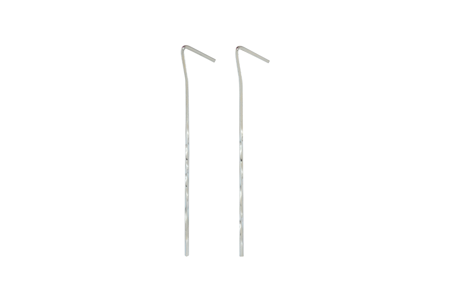 Zwei silberfarbene Erdnägel aus Metall mit hakenförmiger Oberseite, die zur Befestigung von Zielen oder Ausrüstung im Freien dienen.