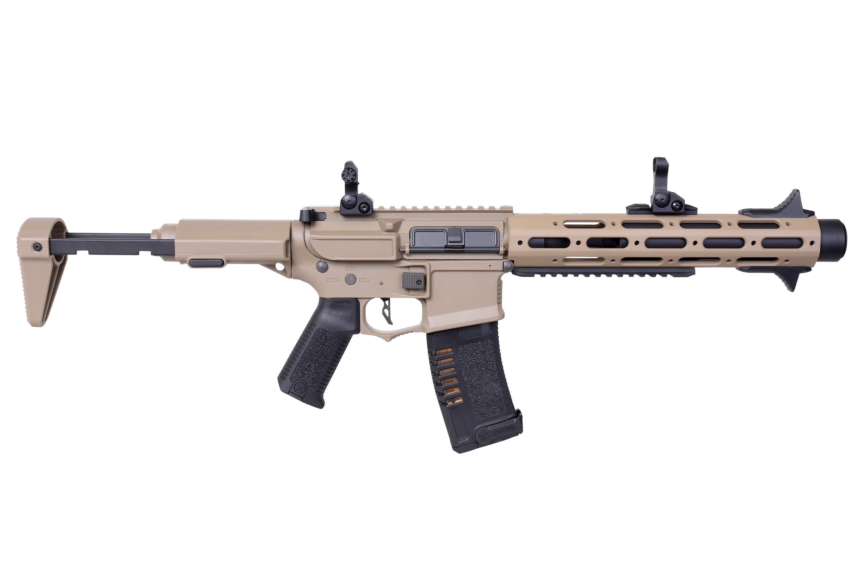 Hellbraunes Luftgewehr mit modularem Handschutz, verstellbarem Schaft, schwarzem Pistolengriff und Magazin auf weißem Hintergrund.