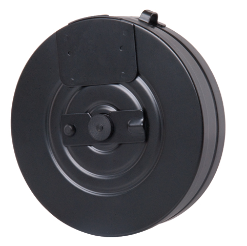 Ein schwarzes rundes Trommelmagazin für eine Schusswaffe, bestehend aus einer Metallkonstruktion mit zentralem Verriegelungsmechanismus.