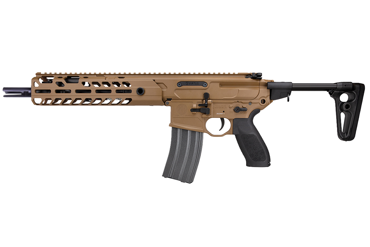 Sig Sauer MCX Virtus Luftgewehr in flacher dunkler Erdfarbe mit schwarzem Schaft, Pistolengriff und Metallmagazin auf Weiß.