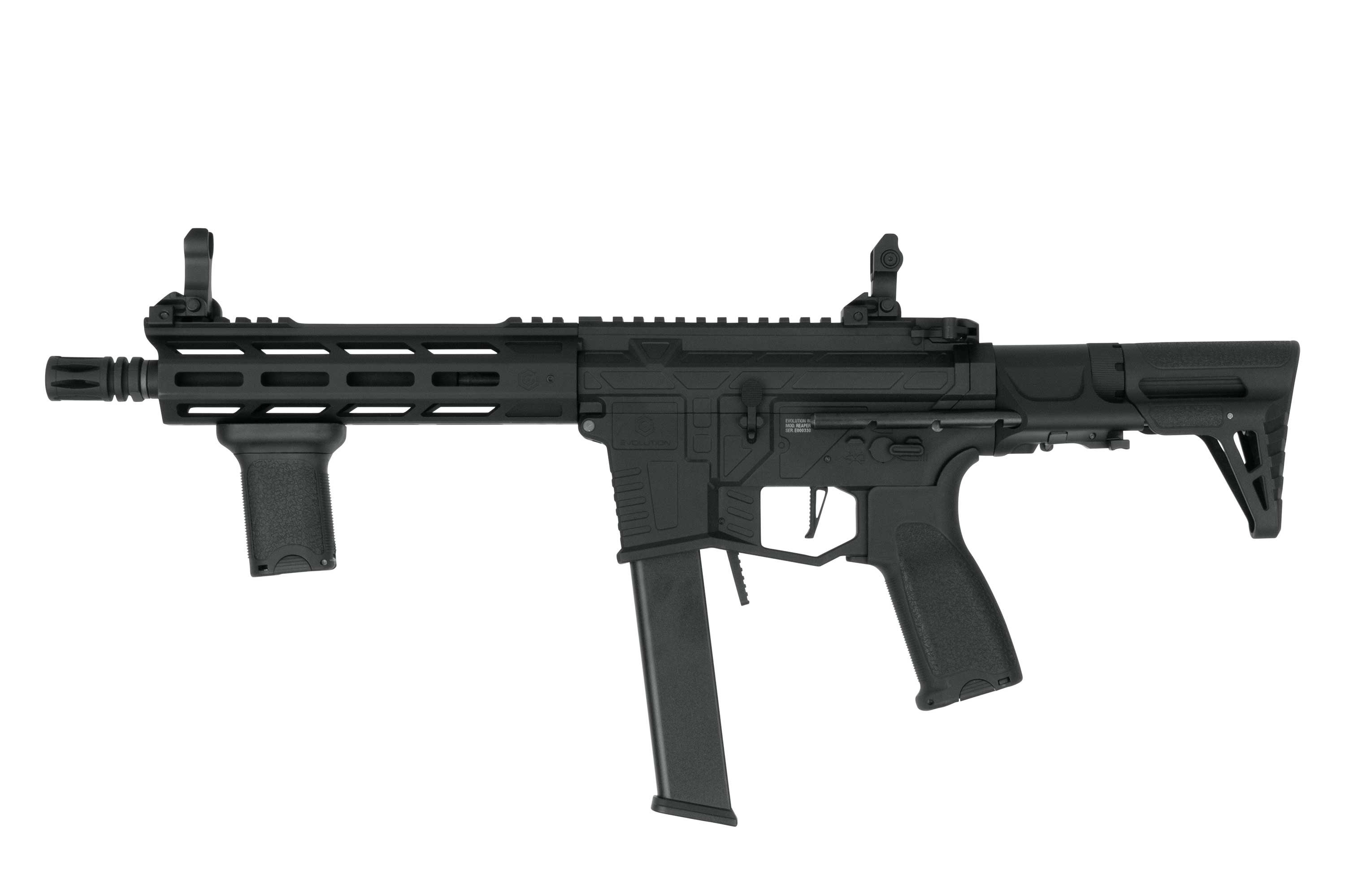 Schwarzes taktisches Luftgewehr mit modularem Handschutz, vertikalem Vordergriff, verstellbarem Schaft und verlängertem Magazin.