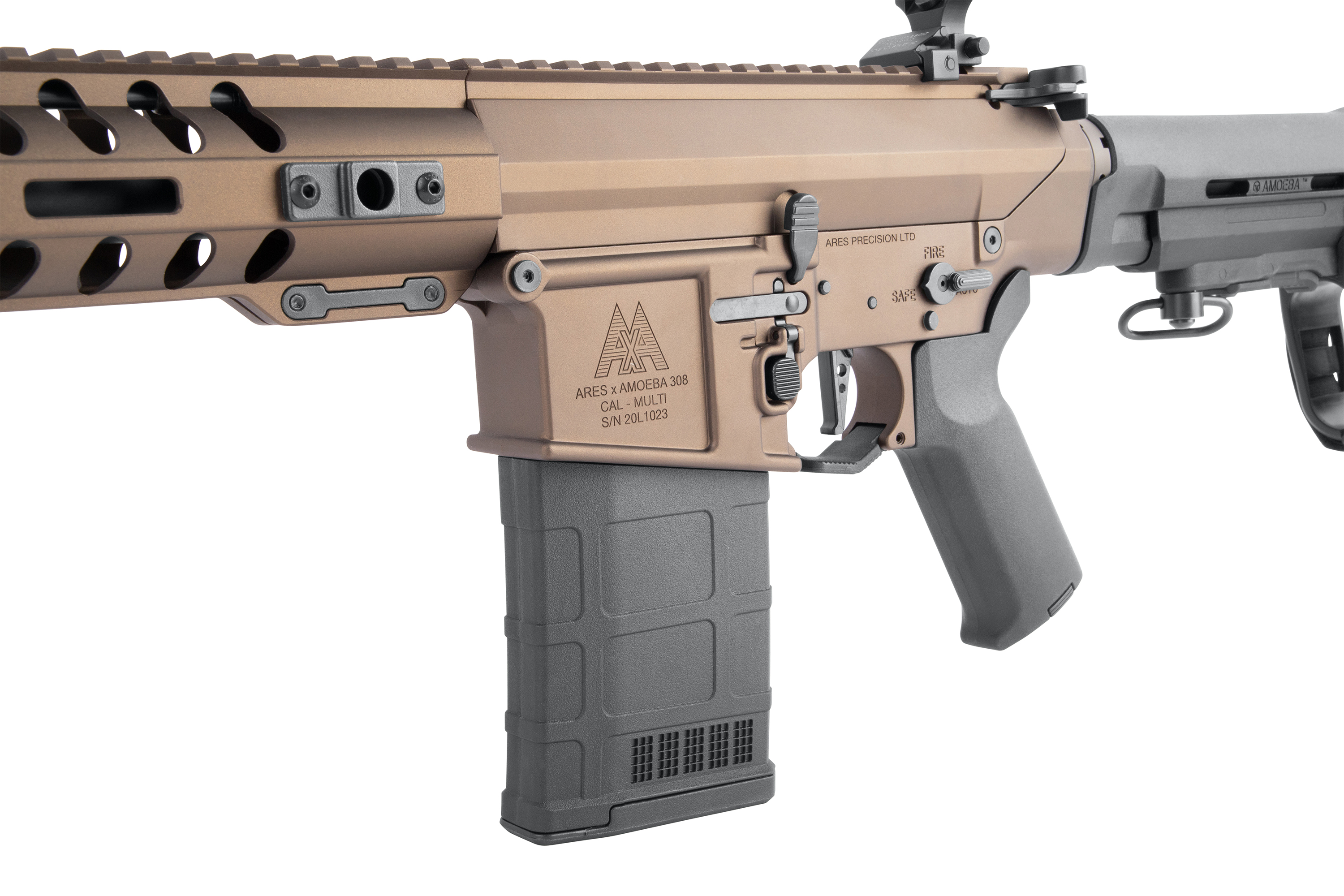 Ares Amoeba 308 Airsoft-Gewehr in Bronze-Finish mit schwarzem Polymermagazin und taktischem Schienensystem auf weißem Hintergrund.