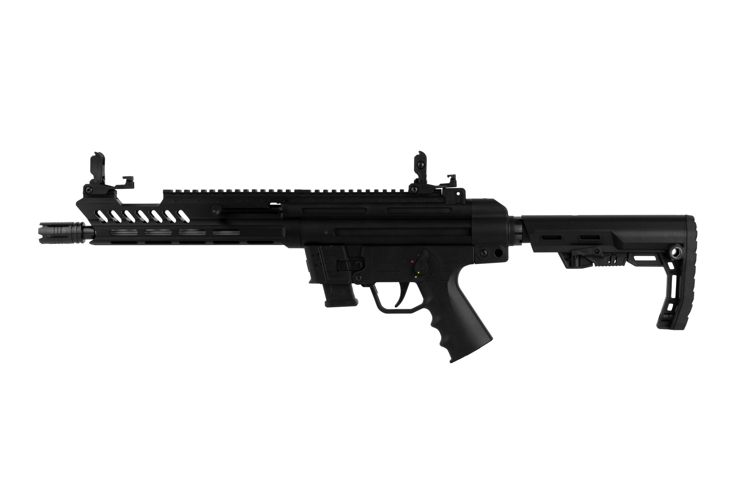 Schwarzes taktisches Luftgewehr mit verstellbarem Schaft, Schienensystem und eisernem Visier, isoliert auf einem sauberen weißen Hintergrund.