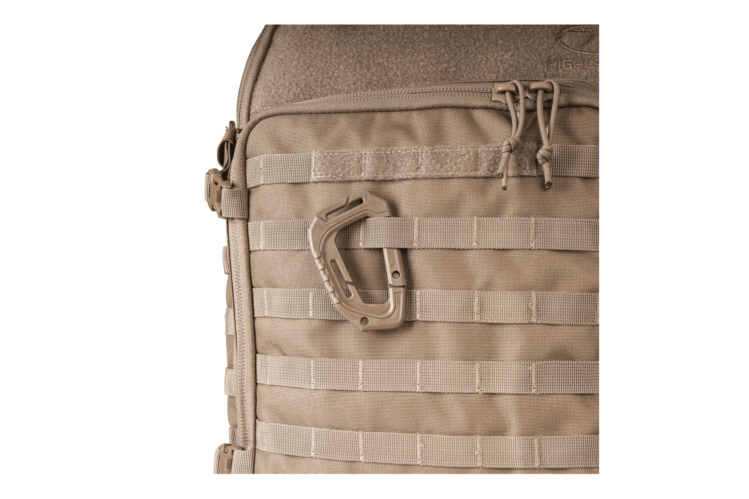 Hellbrauner taktischer Rucksack mit MOLLE-Gurtband und passendem Polymerkarabiner zur Aufbewahrung und zum Zugriff auf die Ausrüstung.