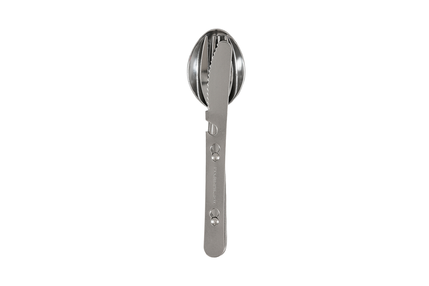 Ein kompaktes, silbernes Campingbesteckset aus Edelstahl mit Löffel, Gabel und gezacktem Messer auf weißem Hintergrund.
