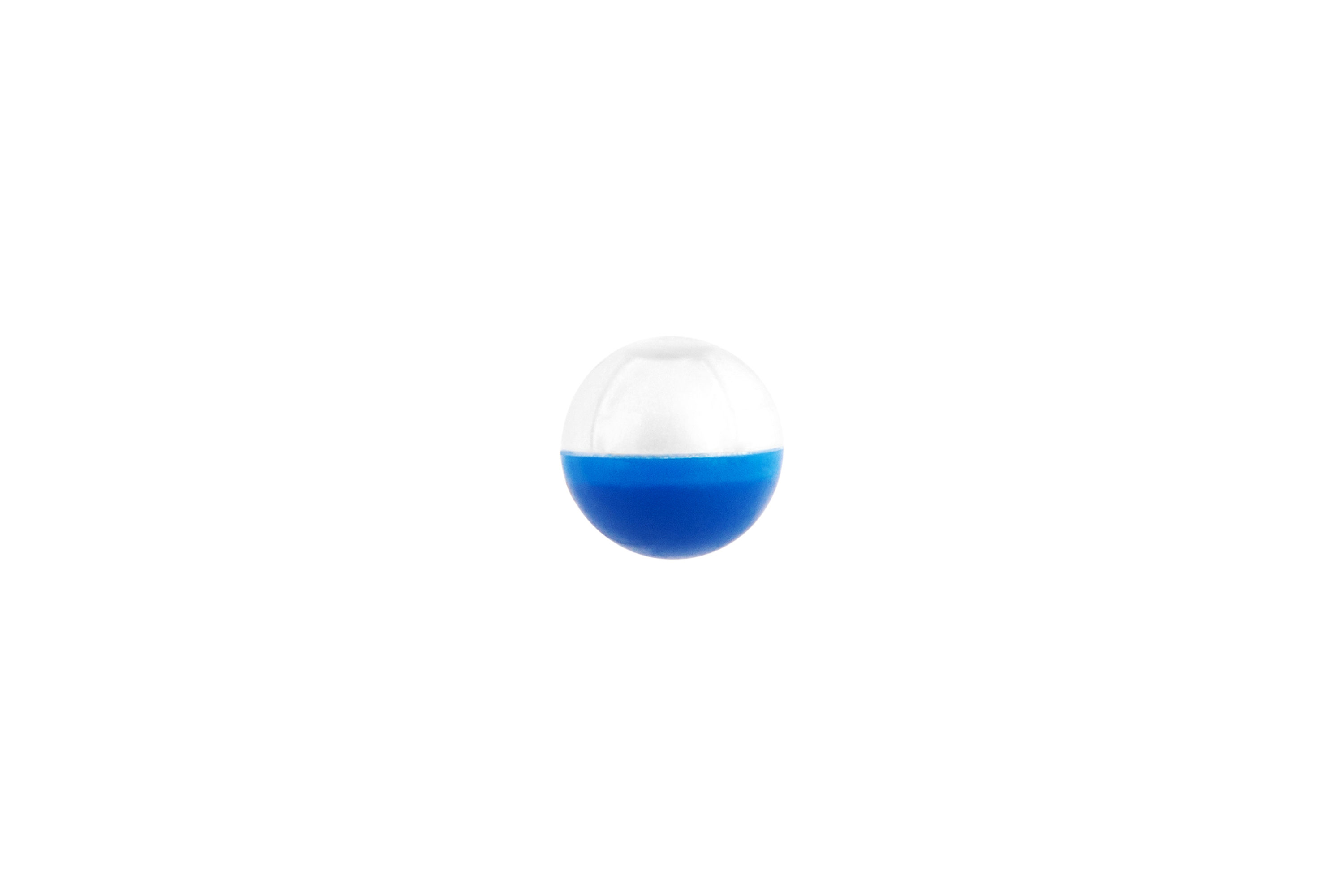 Ein einzelner runder Gummiball für das Training, mit zweifarbigem Design mit einer weißen oberen und einer blauen unteren Hälfte.