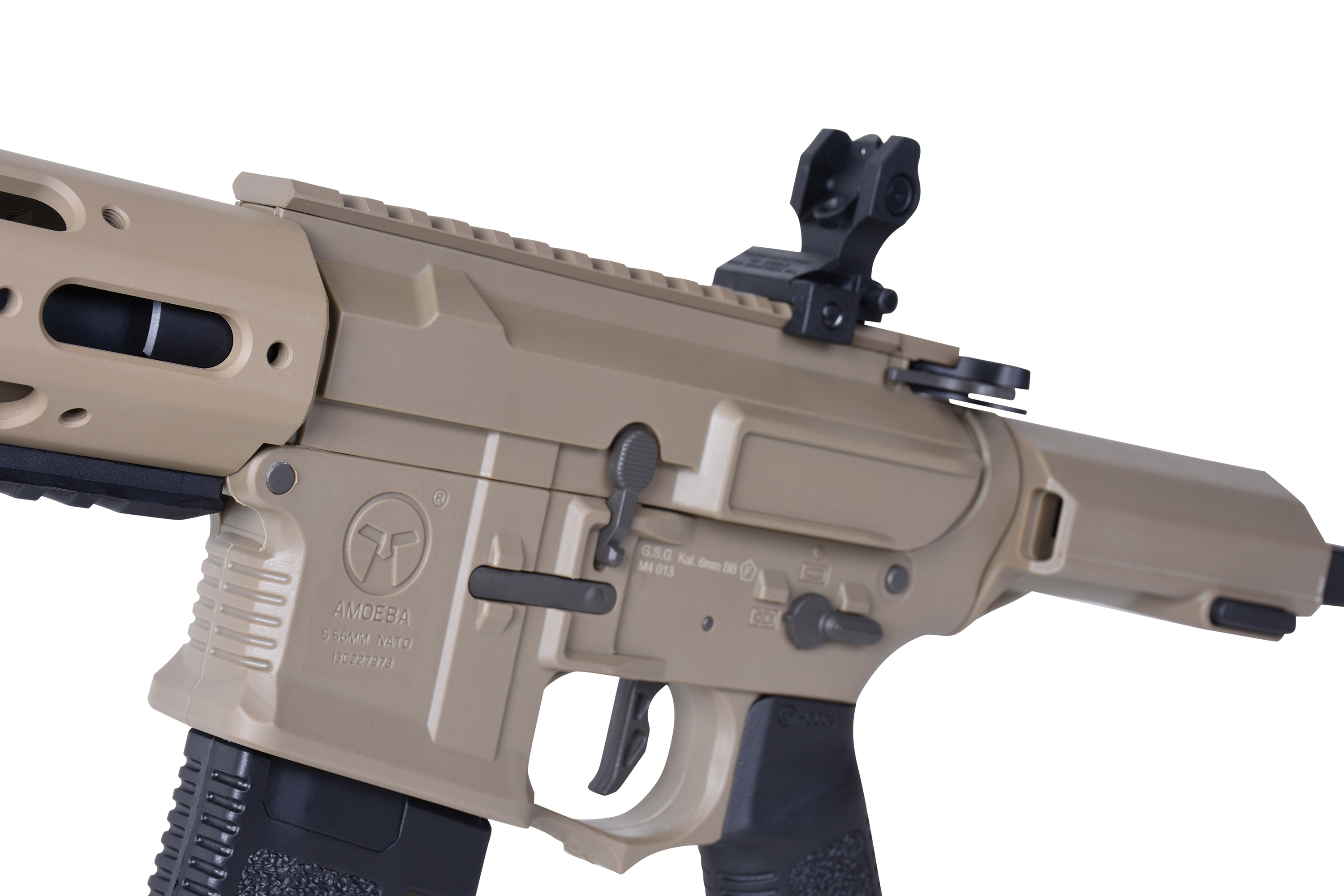 Amoeba M4 Airsoft-Gewehr in hellbrauner Ausführung, mit taktischem Handschutz, verstellbarem Eisenvisier und schwarzem Magazin.