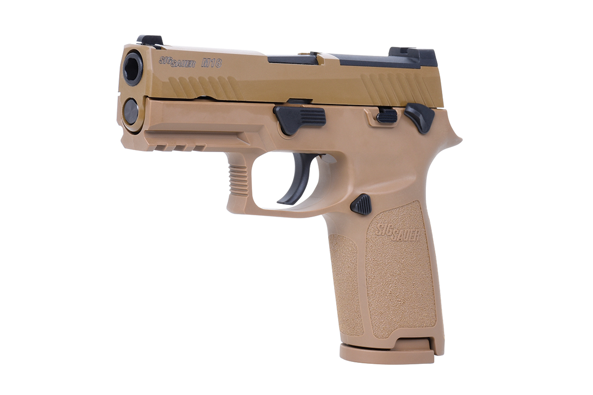 Sig Sauer M18 Luftpistole in Coyote-Tan-Finish mit schwarzen Akzenten, mit strukturiertem Griff und integrierter Schiene.