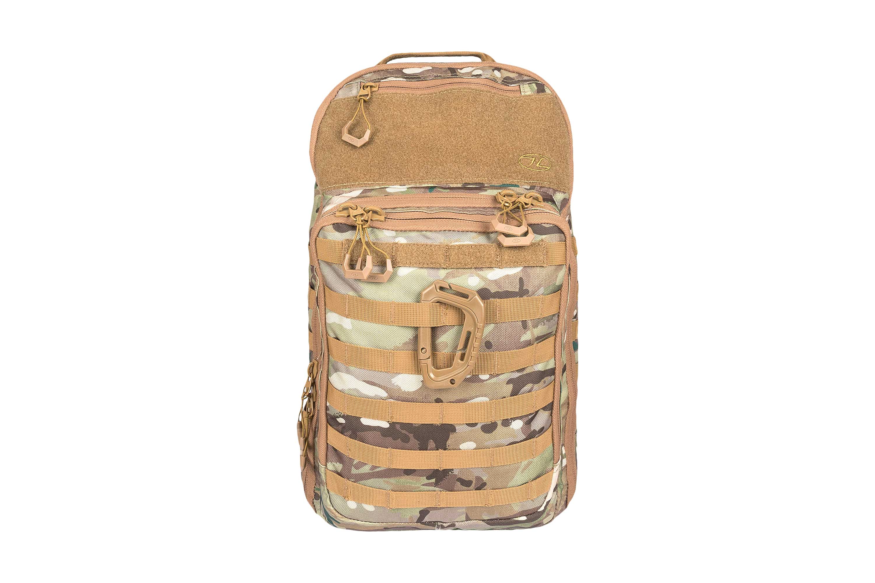 Taktischer Rucksack im Multicam-Tarnmuster mit MOLLE-Gurtband, hellbraunen Reißverschlüssen und einem Karabiner auf weißem Hintergrund.