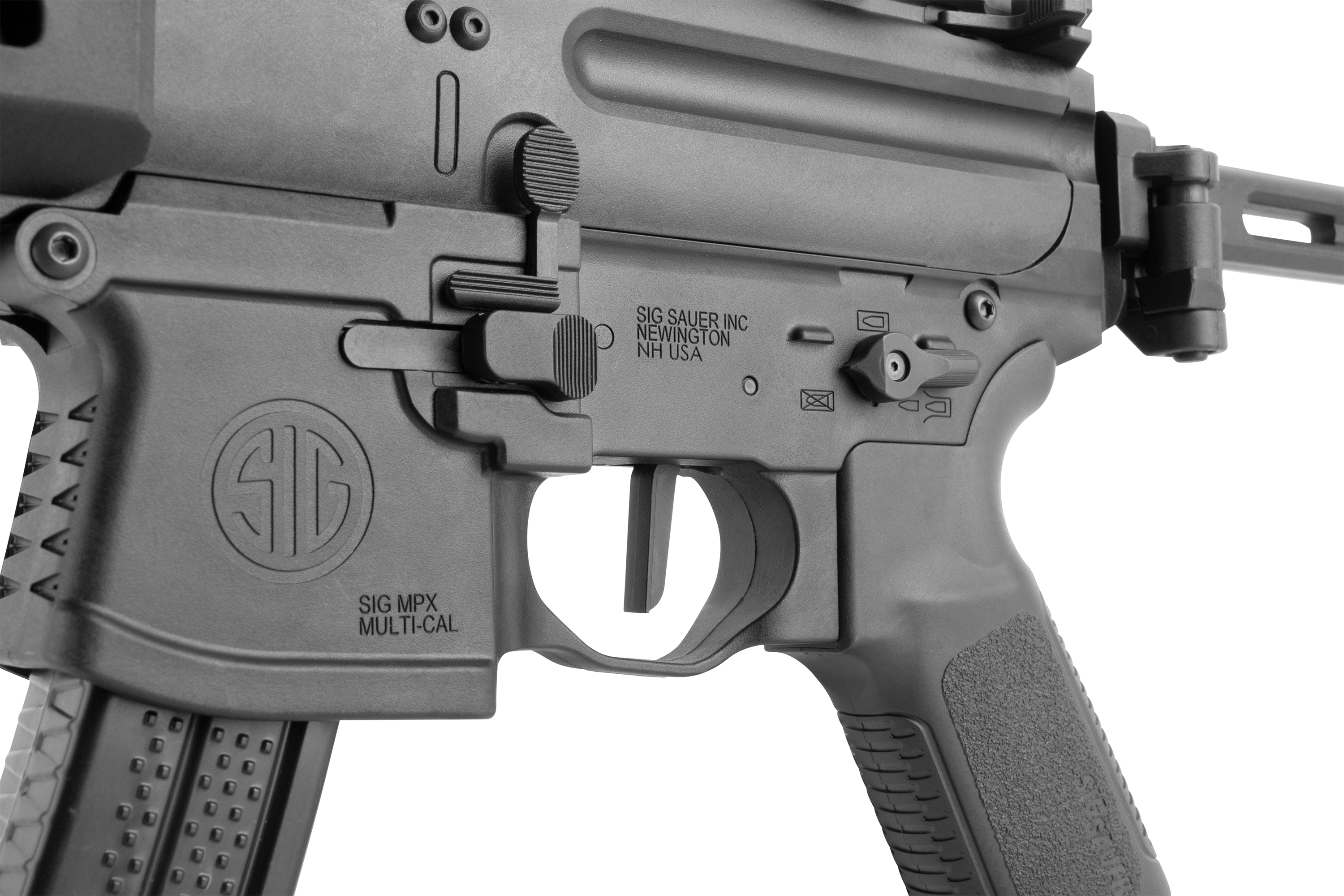 Nahaufnahme des schwarzen Sig Sauer MPX-Luftgewehrgehäuses mit Abzug, Magazinschacht und Sicherheitswahlschalter.