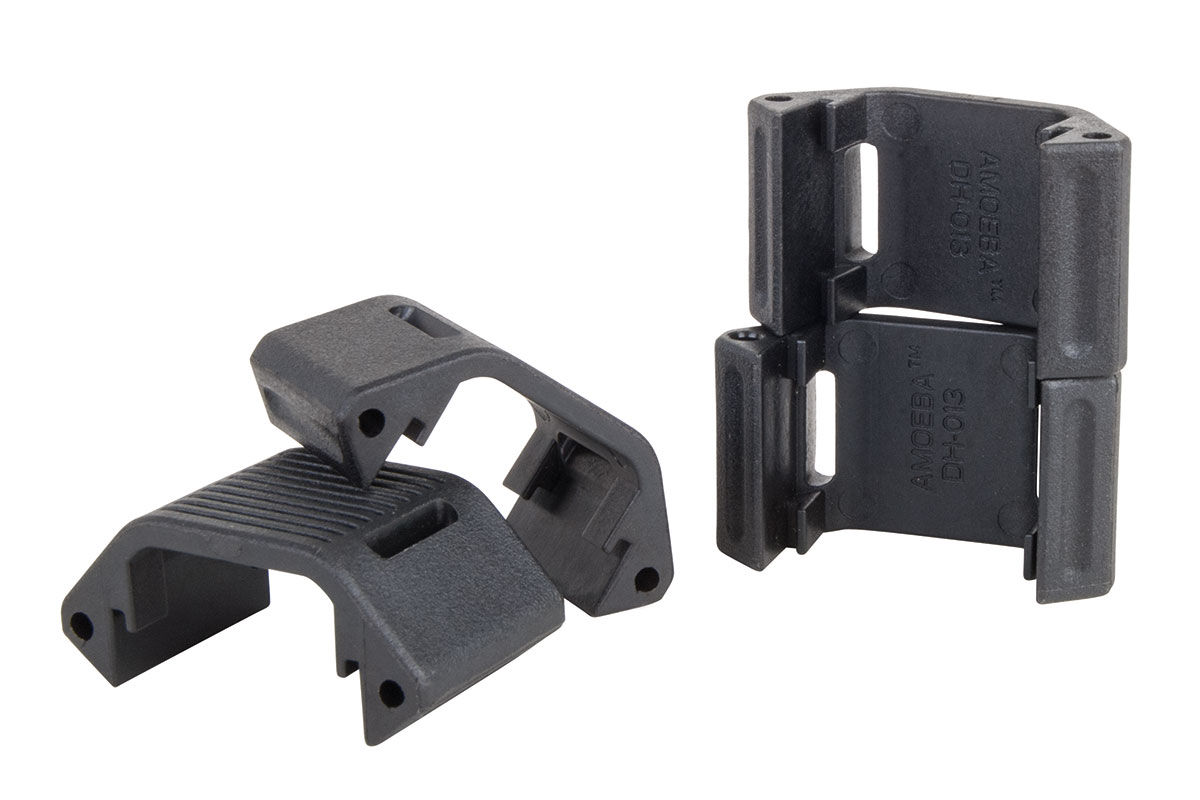 Schwarze Polymer-Magazinklammern Amoeba DH-013 für Airsoft-Gewehre, abgebildet im Zweierset zum Verbinden von Magazinen.