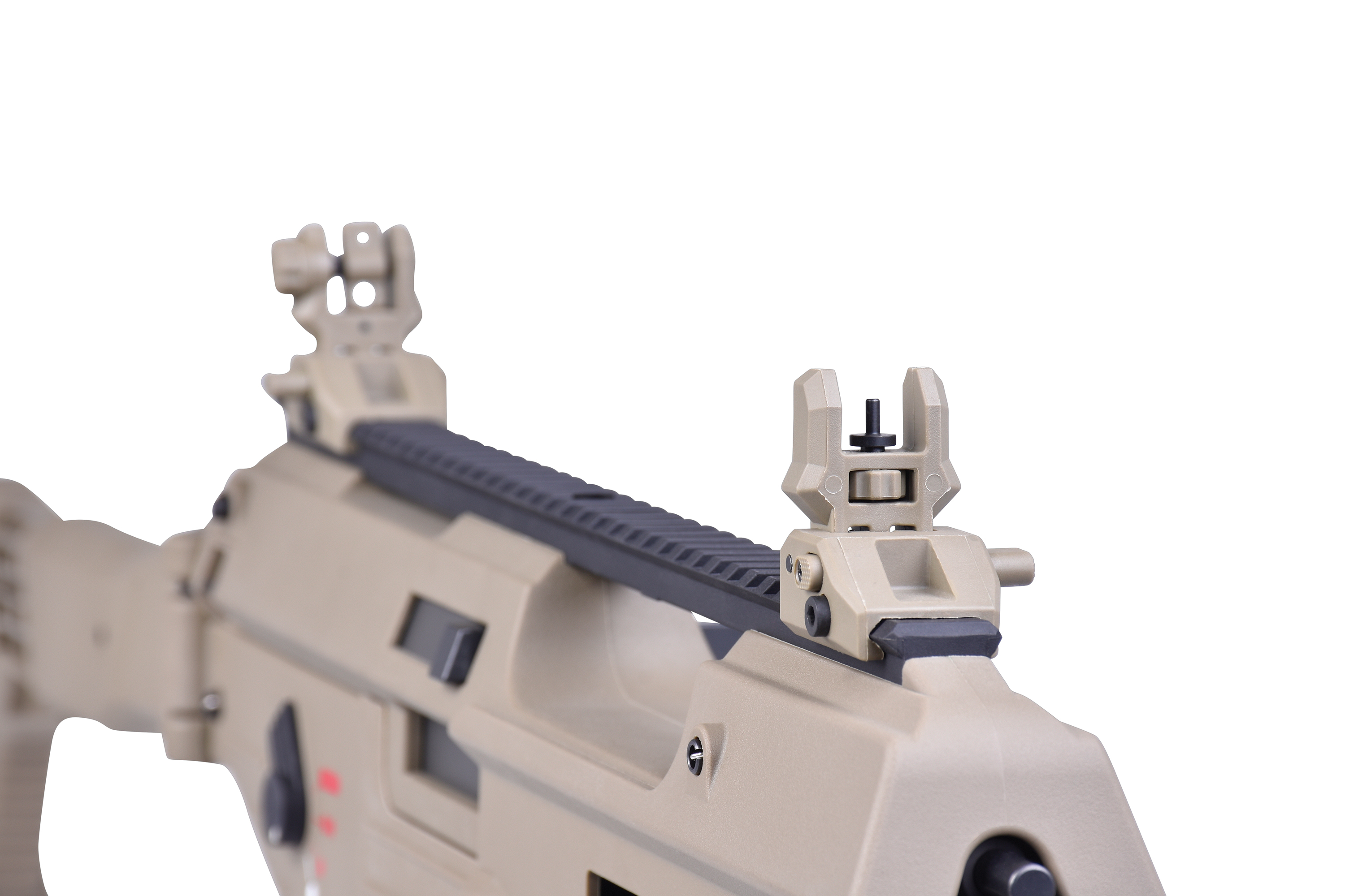 Hellbraunes Airsoft-Gewehr mit verstellbarem, hochklappbarem Visier aus Eisen vorne und hinten, montiert auf einer schwarzen Picatinny-Schiene.