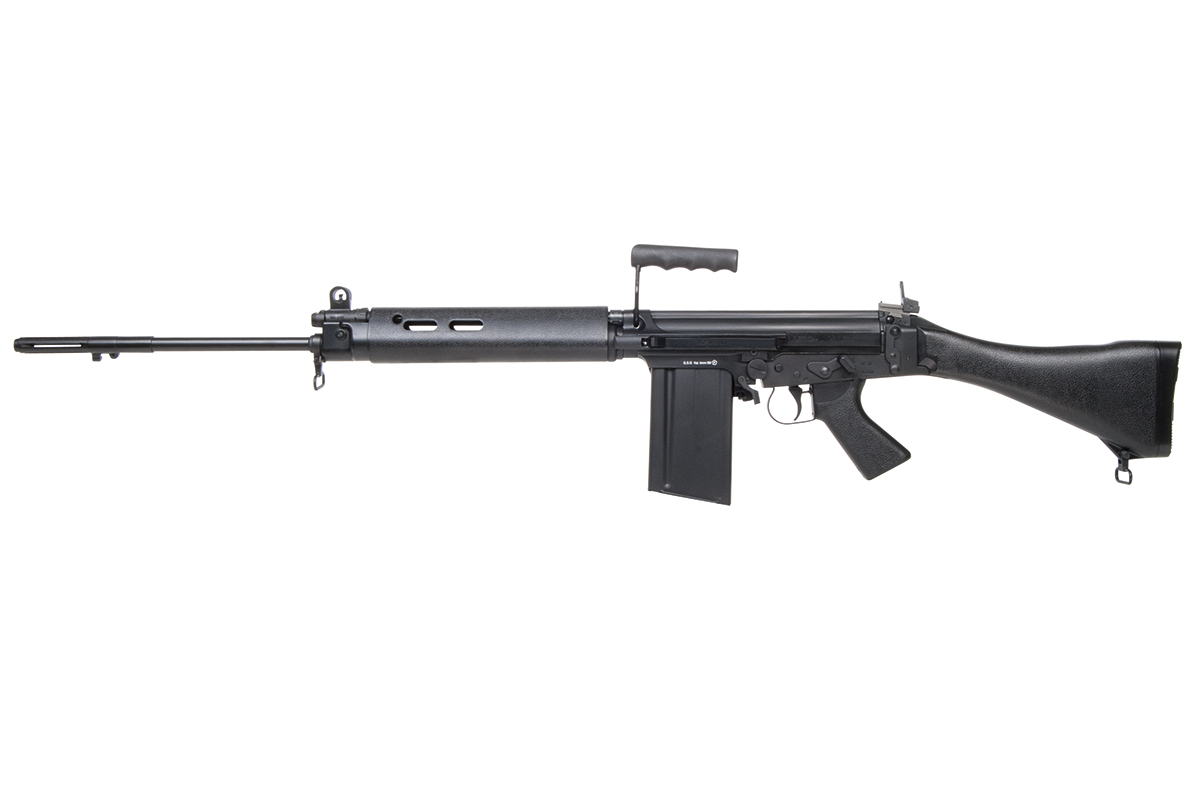 Seitenansicht eines schwarzen FN FAL Airsoft-Gewehrs mit Kunststoffschaft, Tragegriff und Magazin auf weißem Hintergrund.
