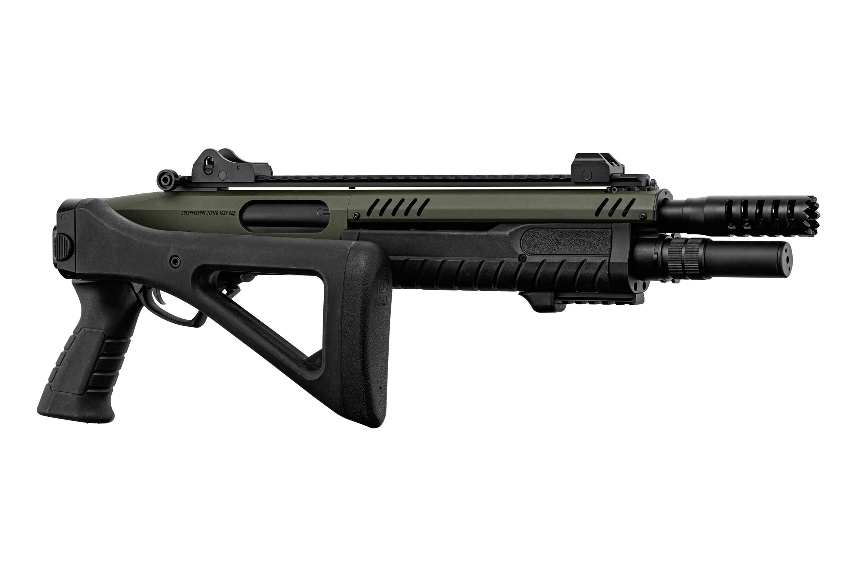 Olivgrünes und schwarzes taktisches Luftgewehr mit skelettiertem Schaft, integriertem Schienensystem und Mündungsbremsendesign.