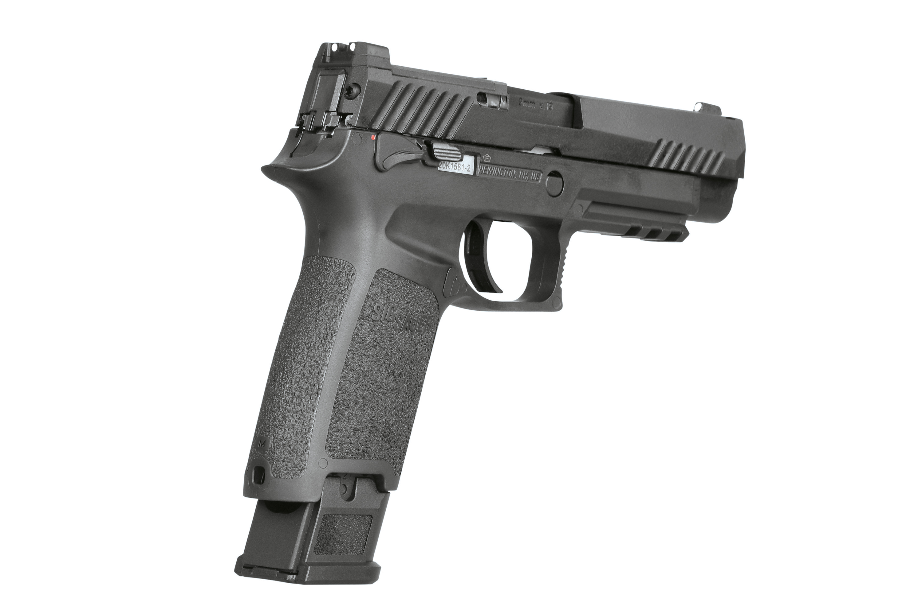 Schwarze halbautomatische Luftpistole SIG Sauer P320 mit strukturiertem Griff, Zubehörschiene und Magazin auf weißem Hintergrund.