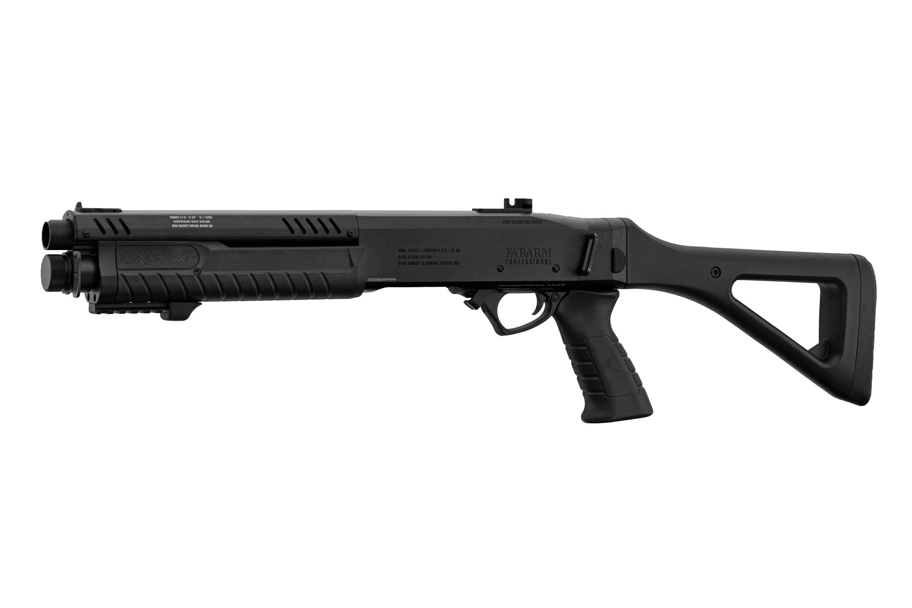 Schwarze Fabarm Professional taktische Schrotflinte mit synthetischem Schaft und Pistolengriff, isoliert auf weißem Hintergrund.