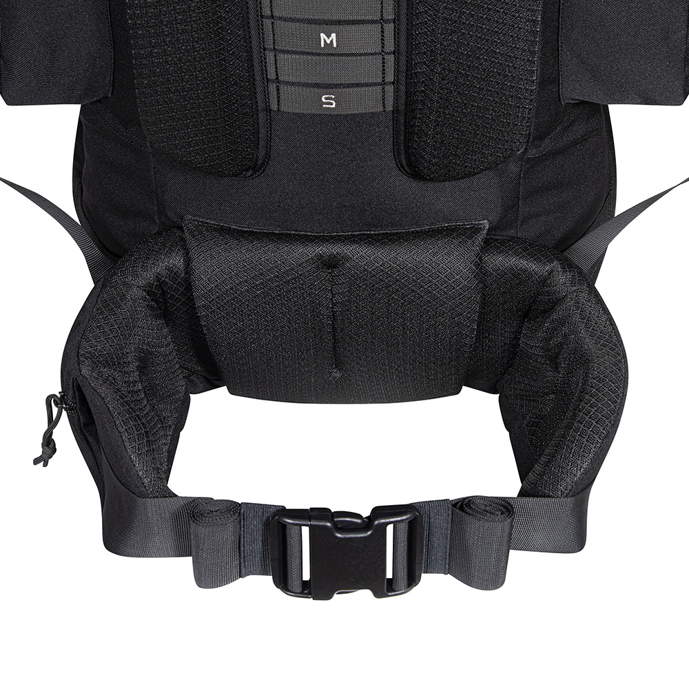 Nahaufnahme eines schwarzen Hüftgurts für einen taktischen Rucksack mit gepolstertem Netzfutter, verstellbaren Trägern und einer stabilen Kunststoffschnalle.