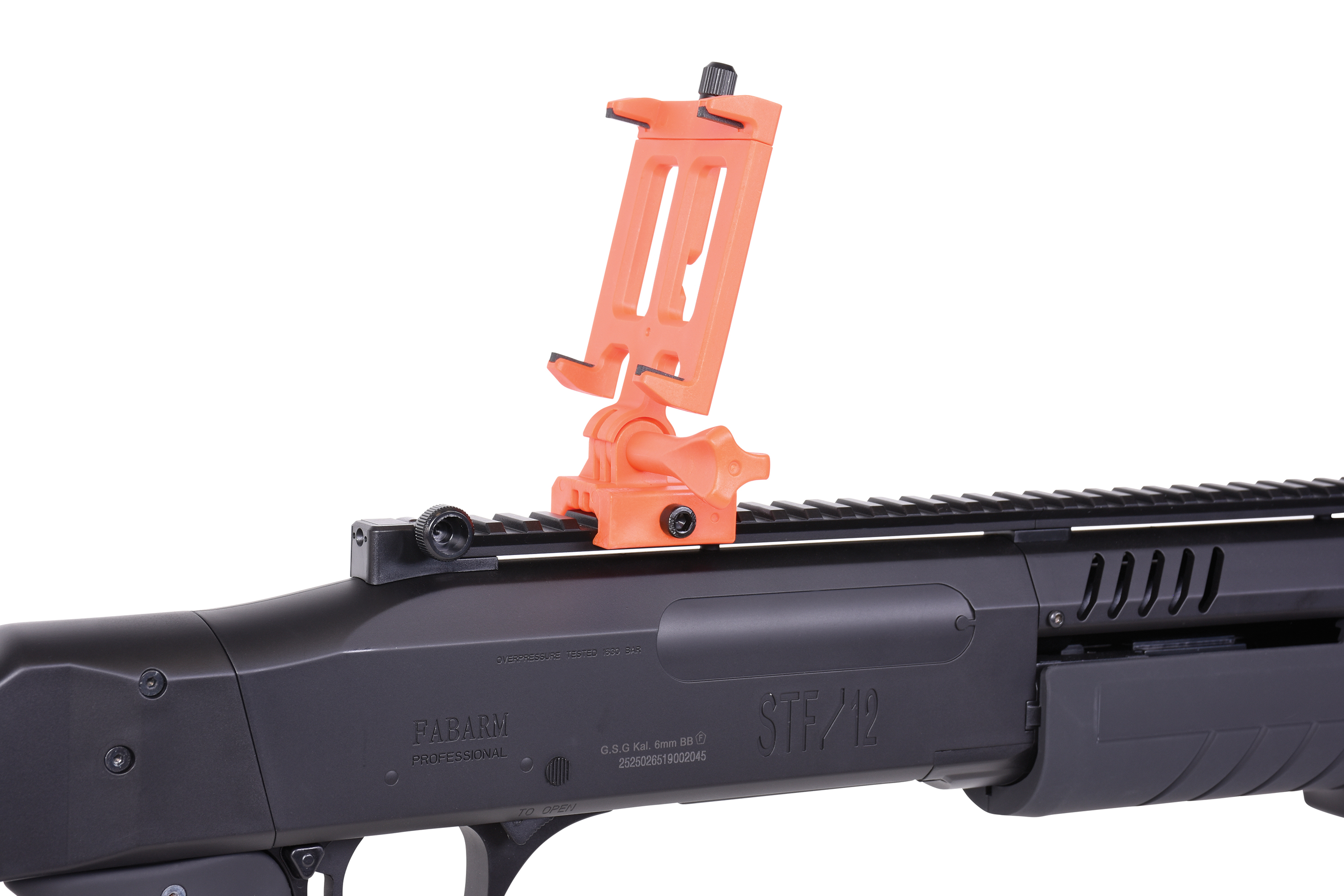 Leuchtend orangefarbene Smartphone-Halterung zur Aufnahme an der Picatinny-Schiene einer schwarzen Fabarm STF/12 Airsoft-Schrotflinte.