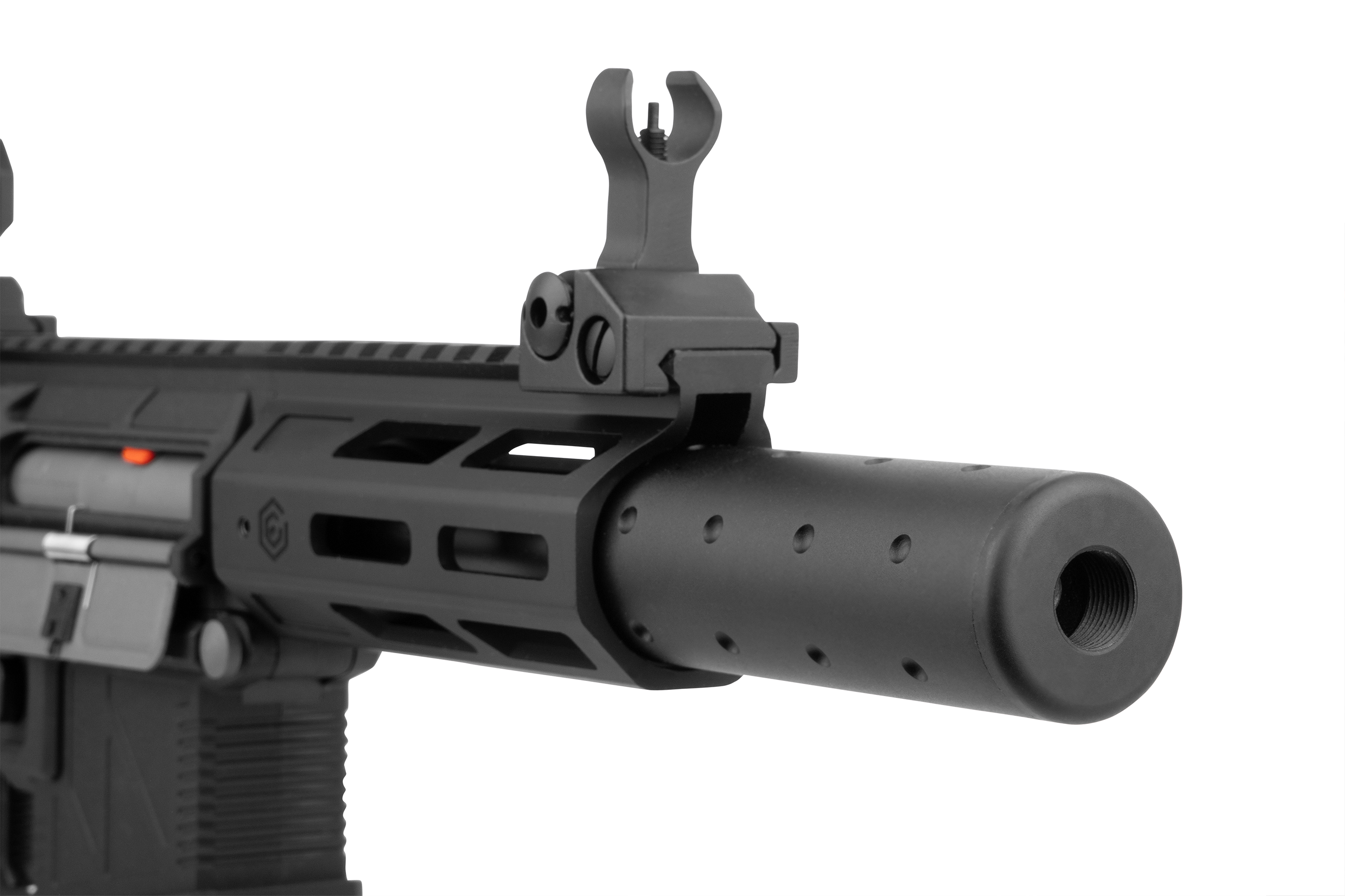 Schwarzer Luftgewehrlauf mit taktischem Handschutz, integriertem Schalldämpfer und hochklappbarem Visier für Airsoft-Waffen.
