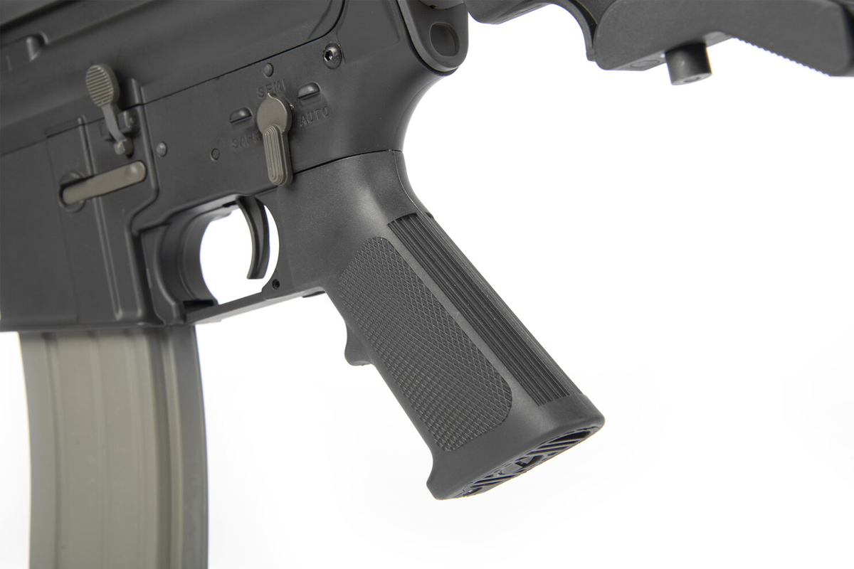 Pistolengriff aus schwarzem Polymer an einem Luftgewehr im AR-Stil mit strukturierten Seitenteilen für verbesserte Handhabung und Kontrolle.