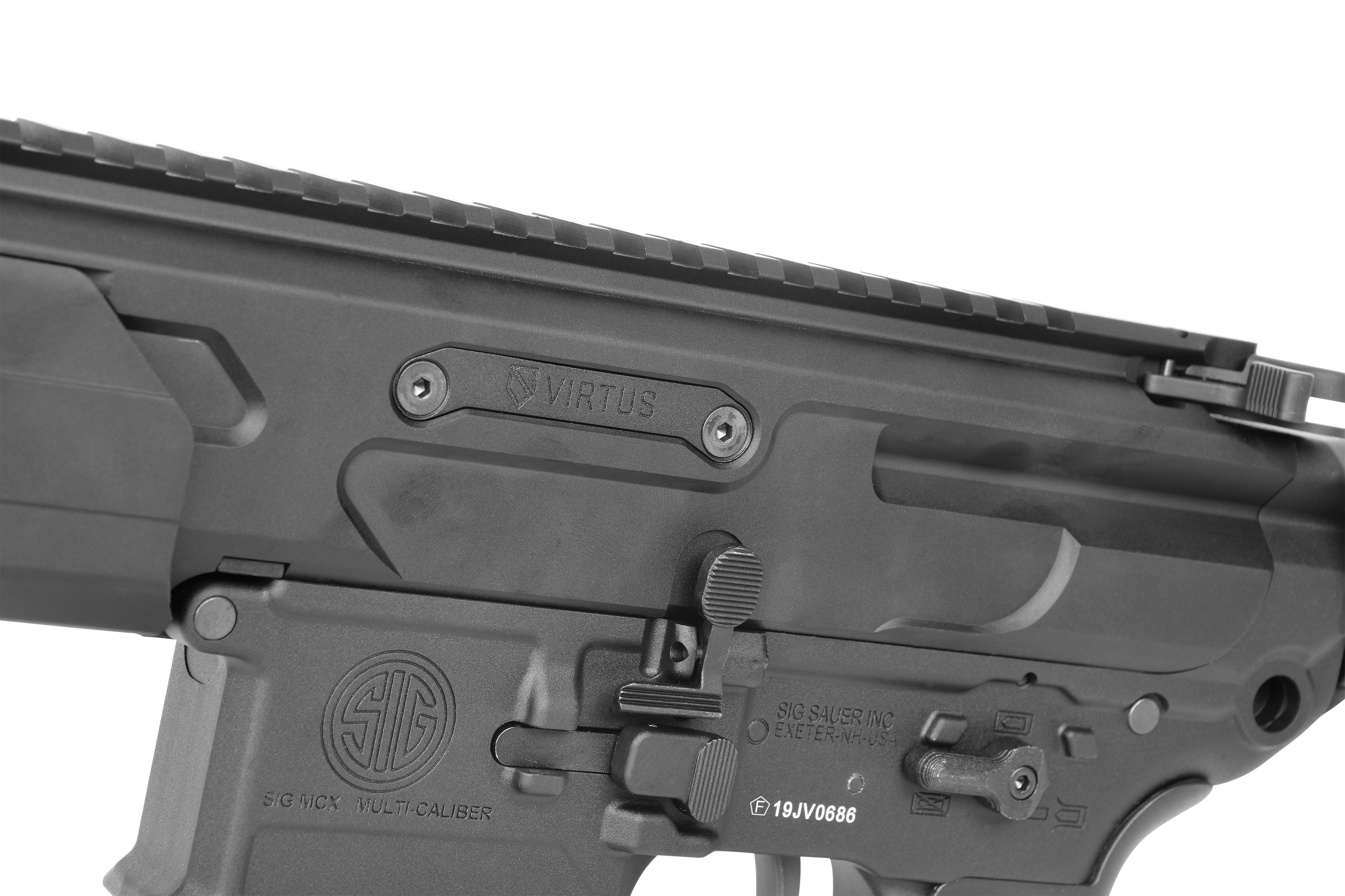 Nahaufnahme des schwarzen Metallgehäuses eines Sig Sauer MCX Virtus-Luftgewehrs mit Markenlogo und Modellmarkierungen.