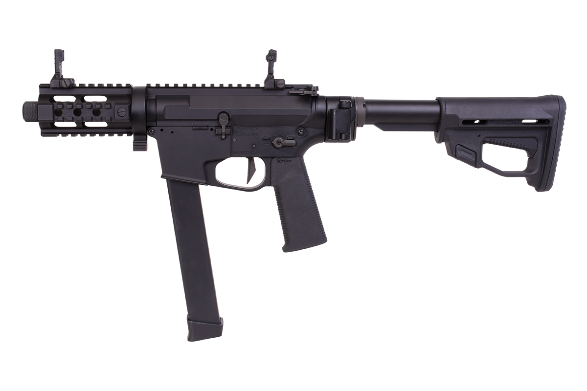 Schwarzer PCC-Airsoft-Karabiner mit kurzem Handschutz, verstellbarem Schaft und verlängertem Magazin auf schlichtem weißem Hintergrund.