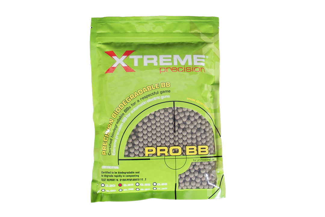 Xtreme Precision biologisch abbaubare Airsoft-BBs in einer grünen Plastiktüte für den professionellen Einsatz mit automatischen Elektropistolen.