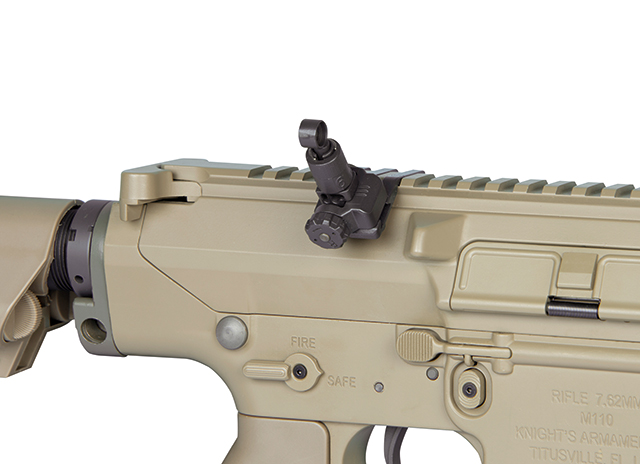 Hellbrauner M110-Airsoft-Gewehrempfänger mit schwarzem, hochklappbarem Visier, das auf der oberen Schiene montiert ist, um präzises Zielen zu ermöglichen.