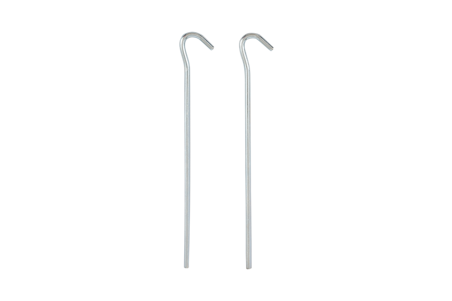 Zwei silberfarbene Erdnägel aus Metall mit hakenförmiger Oberseite, die zur Befestigung von Zielen oder Ausrüstung im Freien dienen.