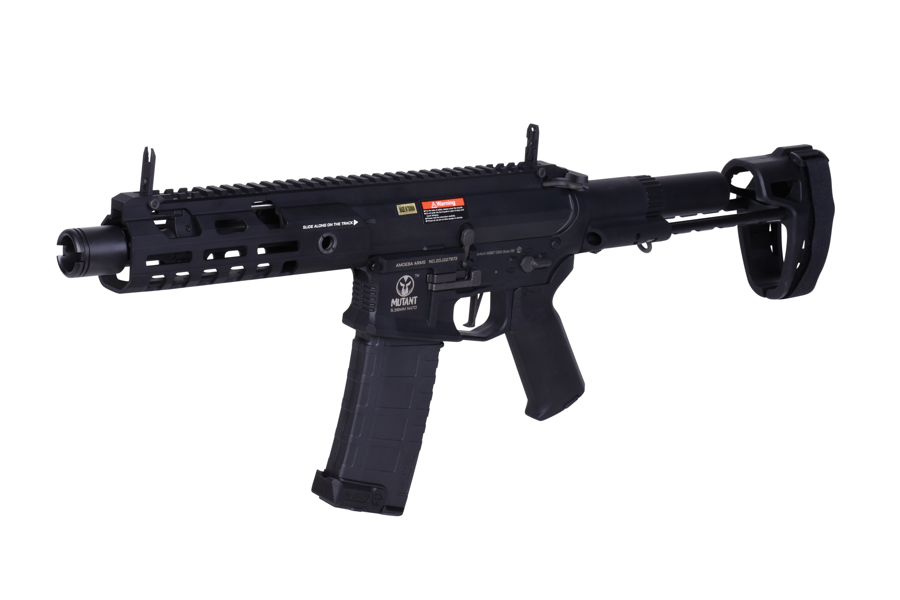 Schwarzes Airsoft-Gewehr Ares Amoeba Mutant mit modularem Handschutz, verstellbarem Schaft und Magazin auf weißem Hintergrund.