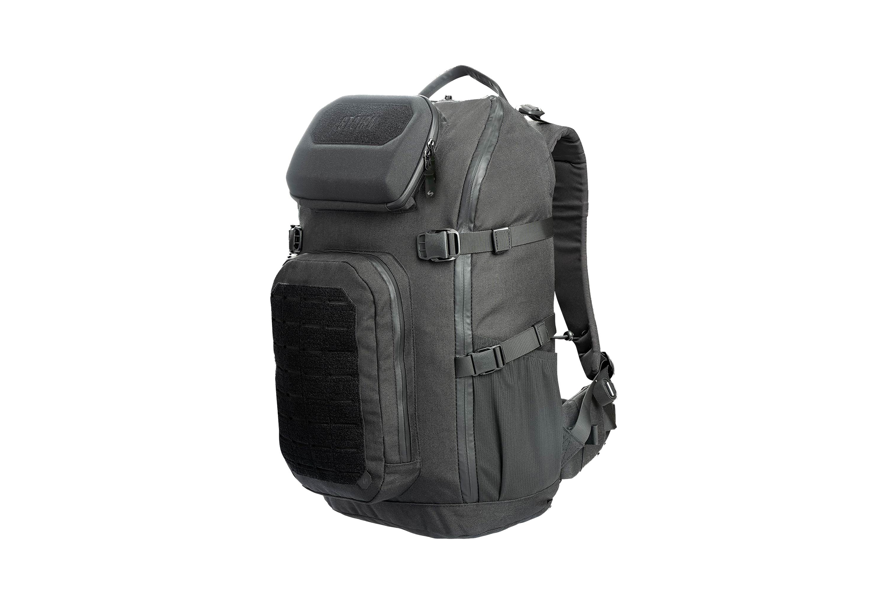 Schwarzer taktischer Rucksack mit MOLLE-Gurtband, geformtem Oberfach und verstellbaren Trägern zur Aufbewahrung von Outdoor-Ausrüstung.