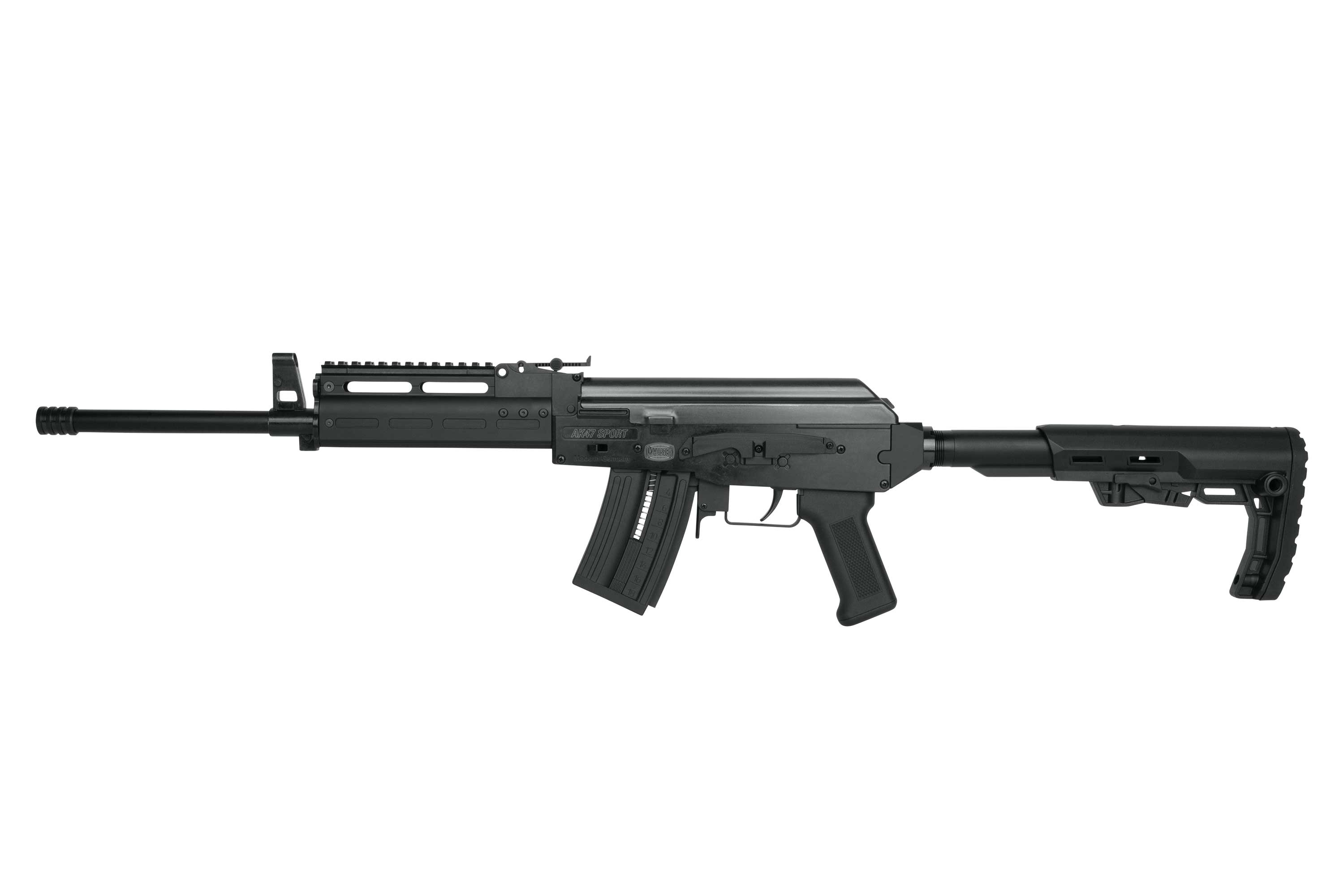 Schwarzes Kalaschnikow AK47 Sport-Luftgewehr mit taktischem Schaft, Pistolengriff und Magazin, isoliert auf weißem Hintergrund.
