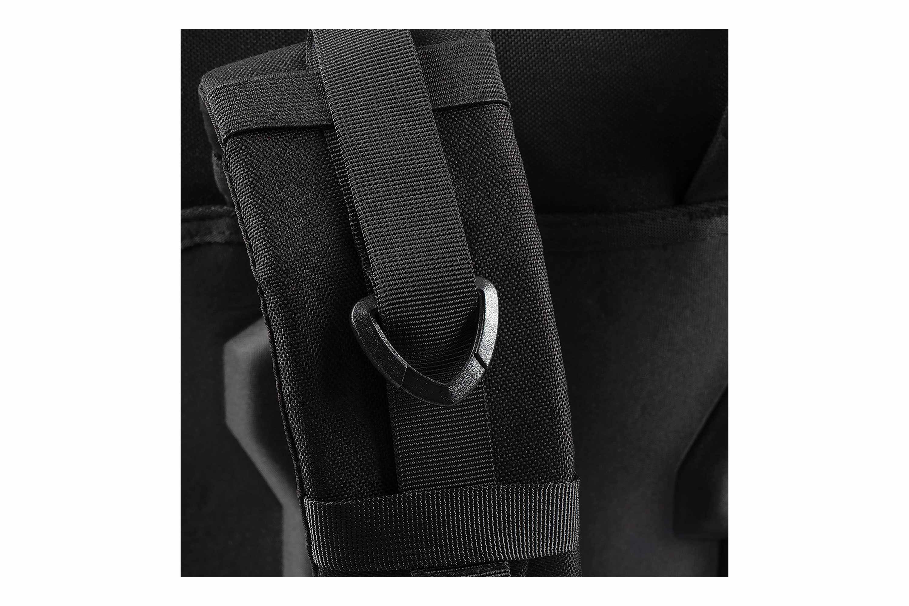 Nahaufnahme eines schwarzen Schultergurts für einen taktischen Rucksack aus strapazierfähigem Nylonmaterial und einem stabilen D-Ring aus Kunststoff.