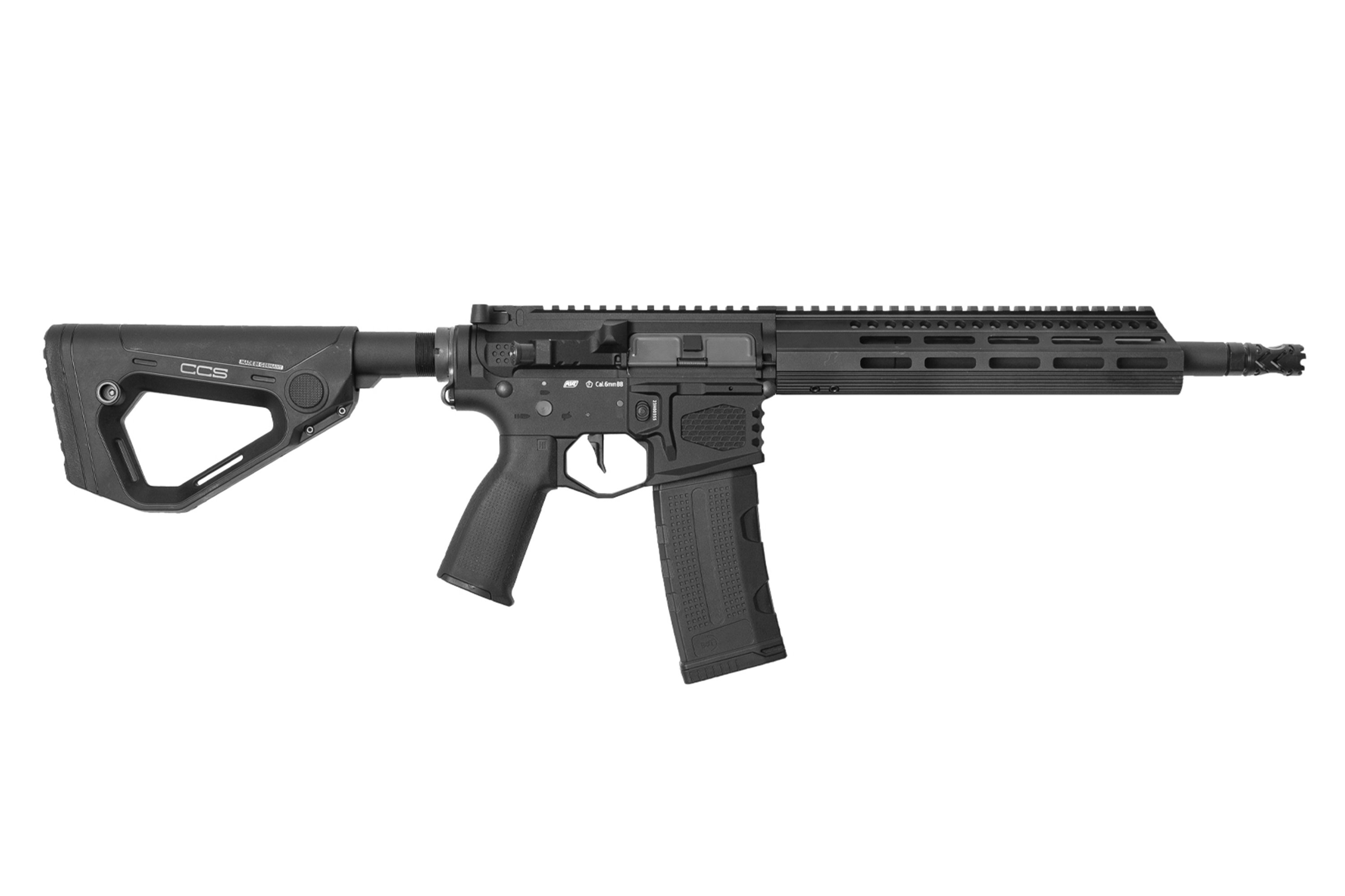 Schwarzes Airsoft-Gewehr mit CCS-Schaft, modularem Handschutz und taktischem Magazin, isoliert vor weißem Hintergrund.