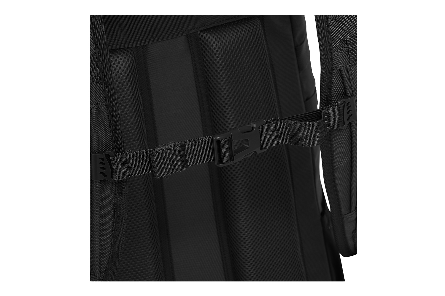 Nahaufnahme eines schwarzen taktischen Rucksacks mit verstellbarem Brustgurt mit stabiler Kunststoffschnalle und Netzrücken.