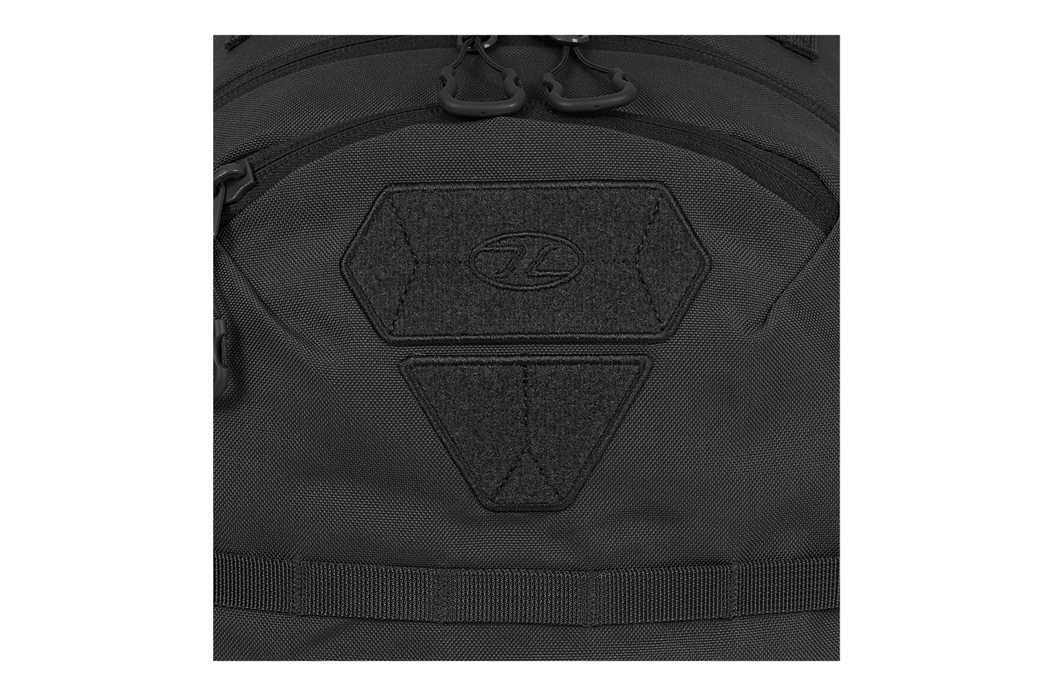 Nahaufnahme eines schwarzen taktischen Rucksacks mit Markenaufnäher mit MOLLE-Gurtband und strapazierfähiger Stoffstruktur.