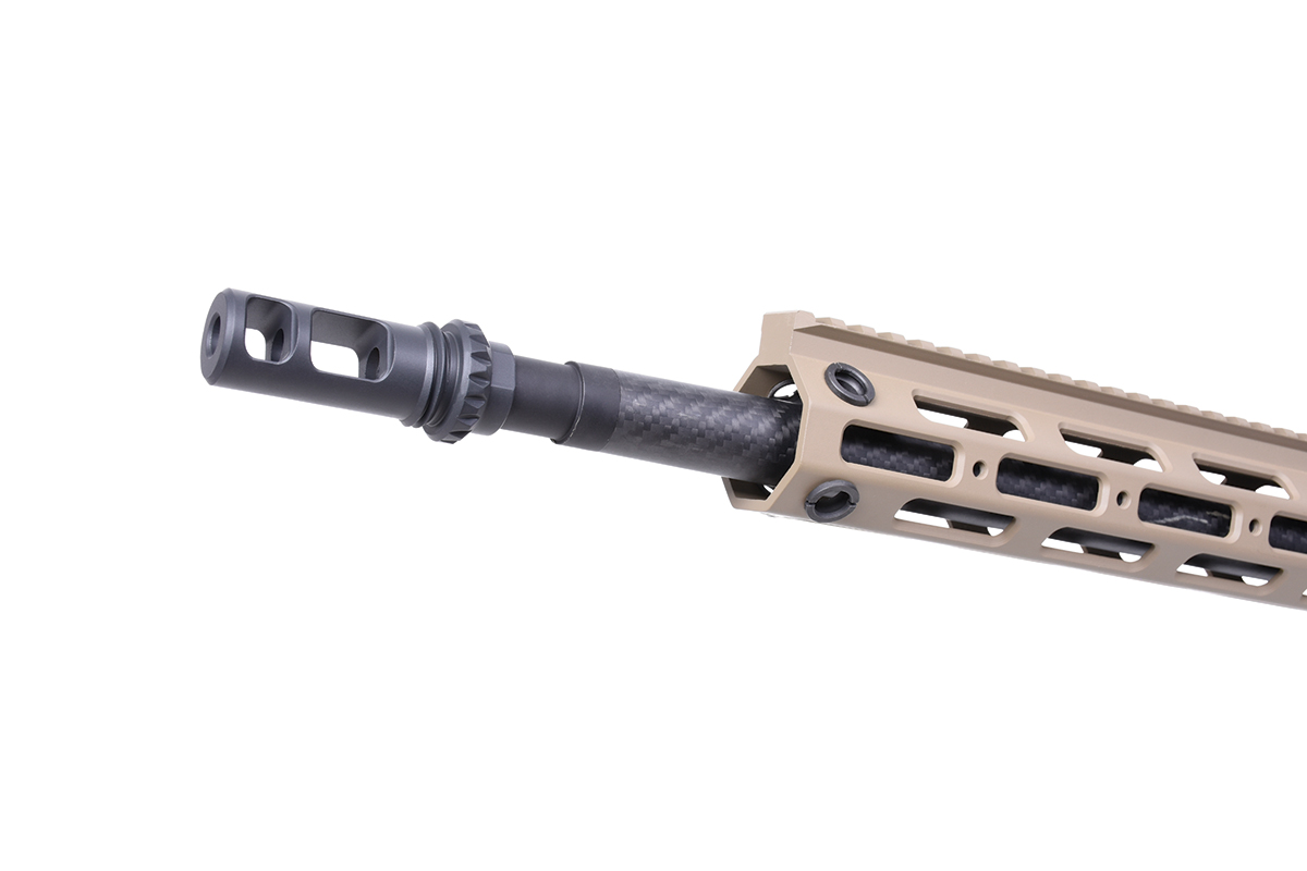 Gewehrlauf mit Carbonfaser-Finish, schwarzer Mündungsbremse und einem hellbraunen M-LOK-Handschutz vor weißem Hintergrund.