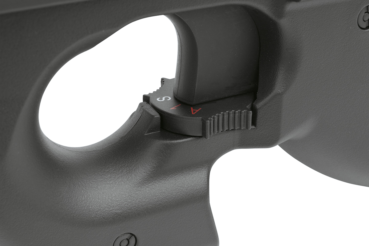 Nahaufnahme eines schwarzen Luftgewehr-Sicherheitswahlschalters mit S- und A-Markierungen auf einem strukturierten Polymer-Schaftgriff.