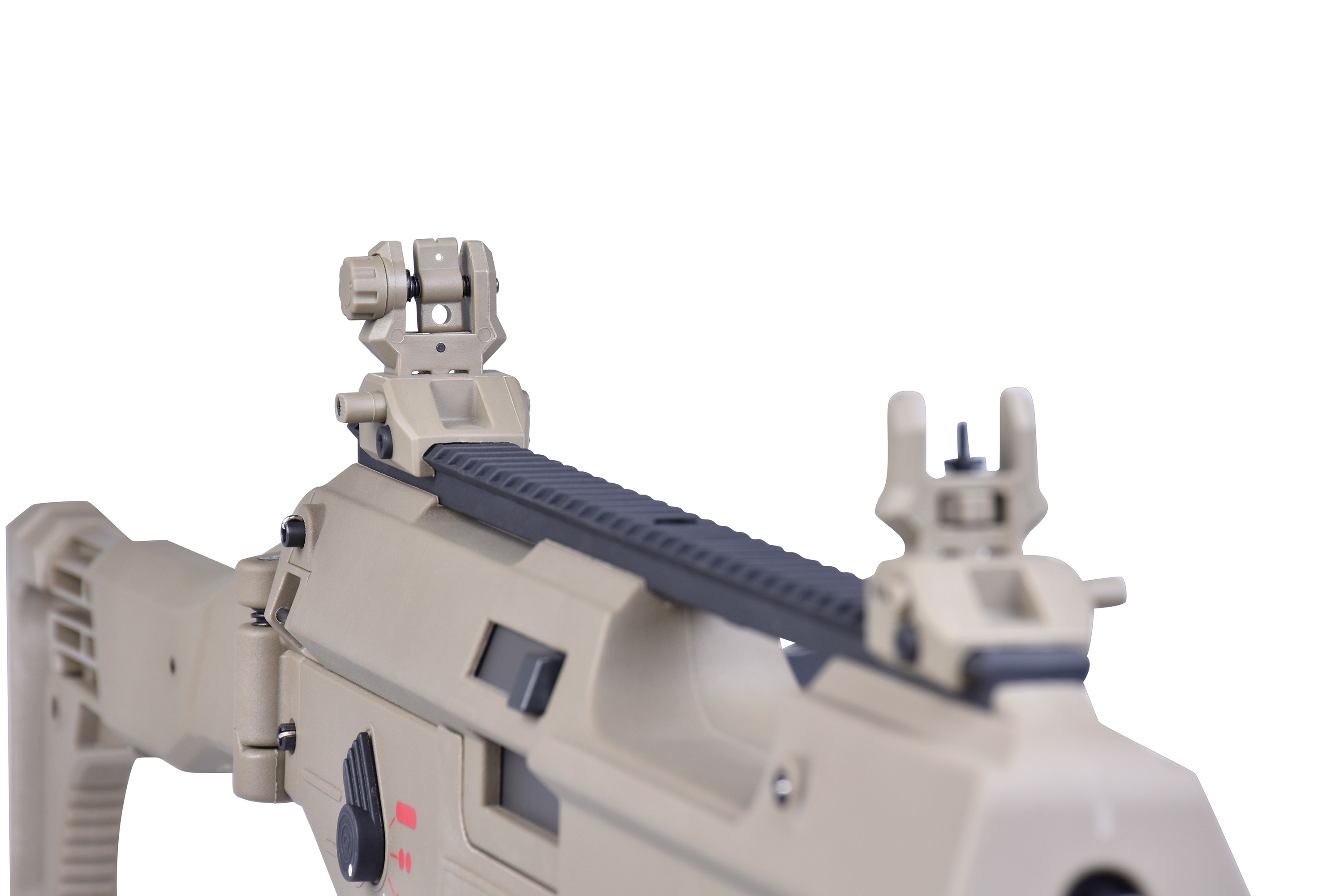 Hellbraunes Luftgewehr mit einer oberen Picatinny-Schiene und verstellbaren, hochklappbaren Eisenvisieren vorne und hinten für präzises Zielen.