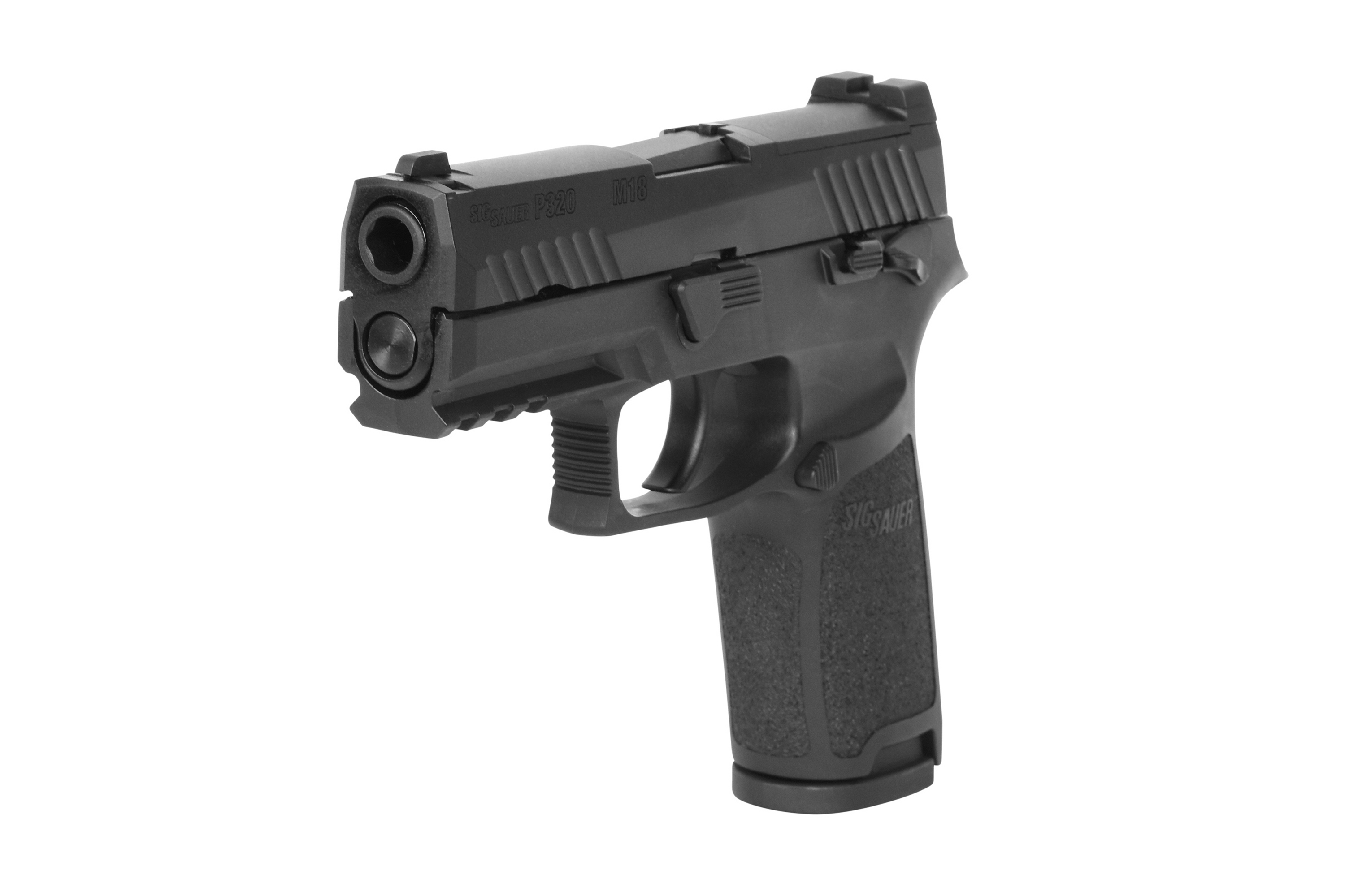 Schwarze Sig Sauer P320 M18 Luftpistole mit strukturiertem Griff, integrierter Schiene und Schiebemarkierungen auf weißem Hintergrund.