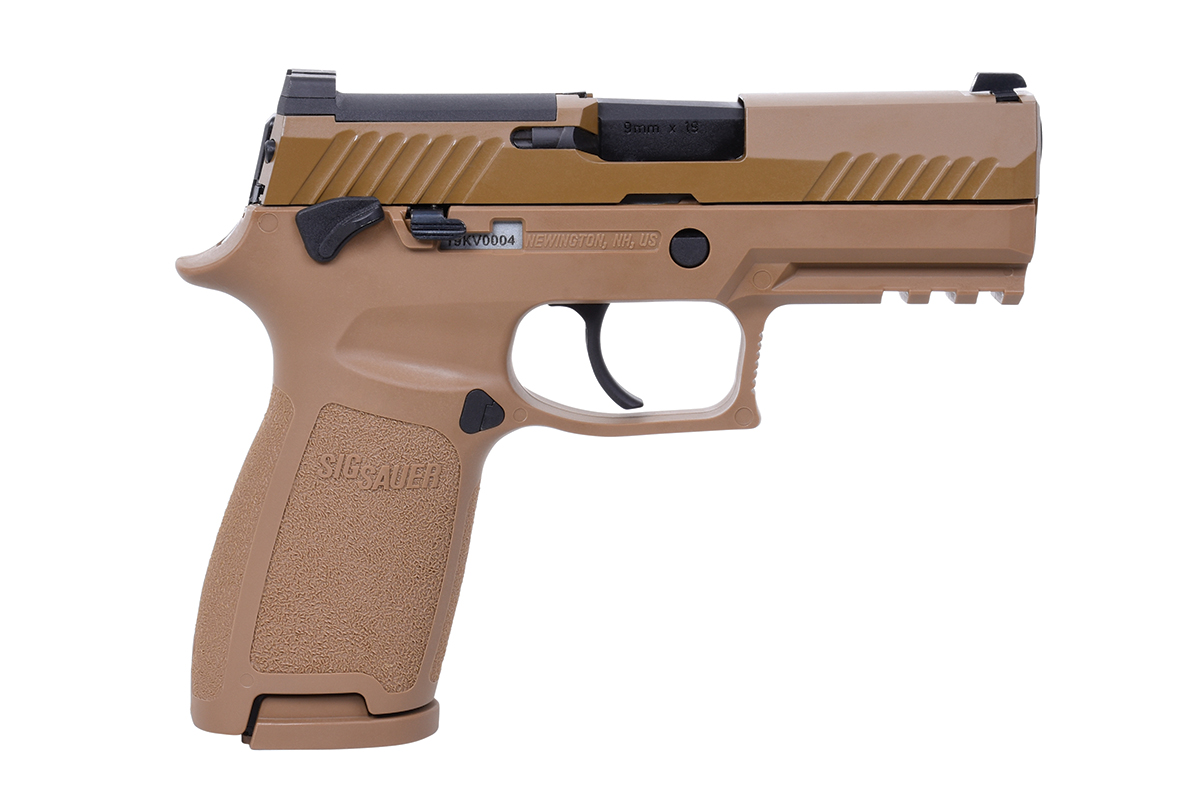 Seitenansicht einer hellbraunen halbautomatischen Sig Sauer P320-Pistole mit strukturiertem Griff und integrierter Zubehörschiene.