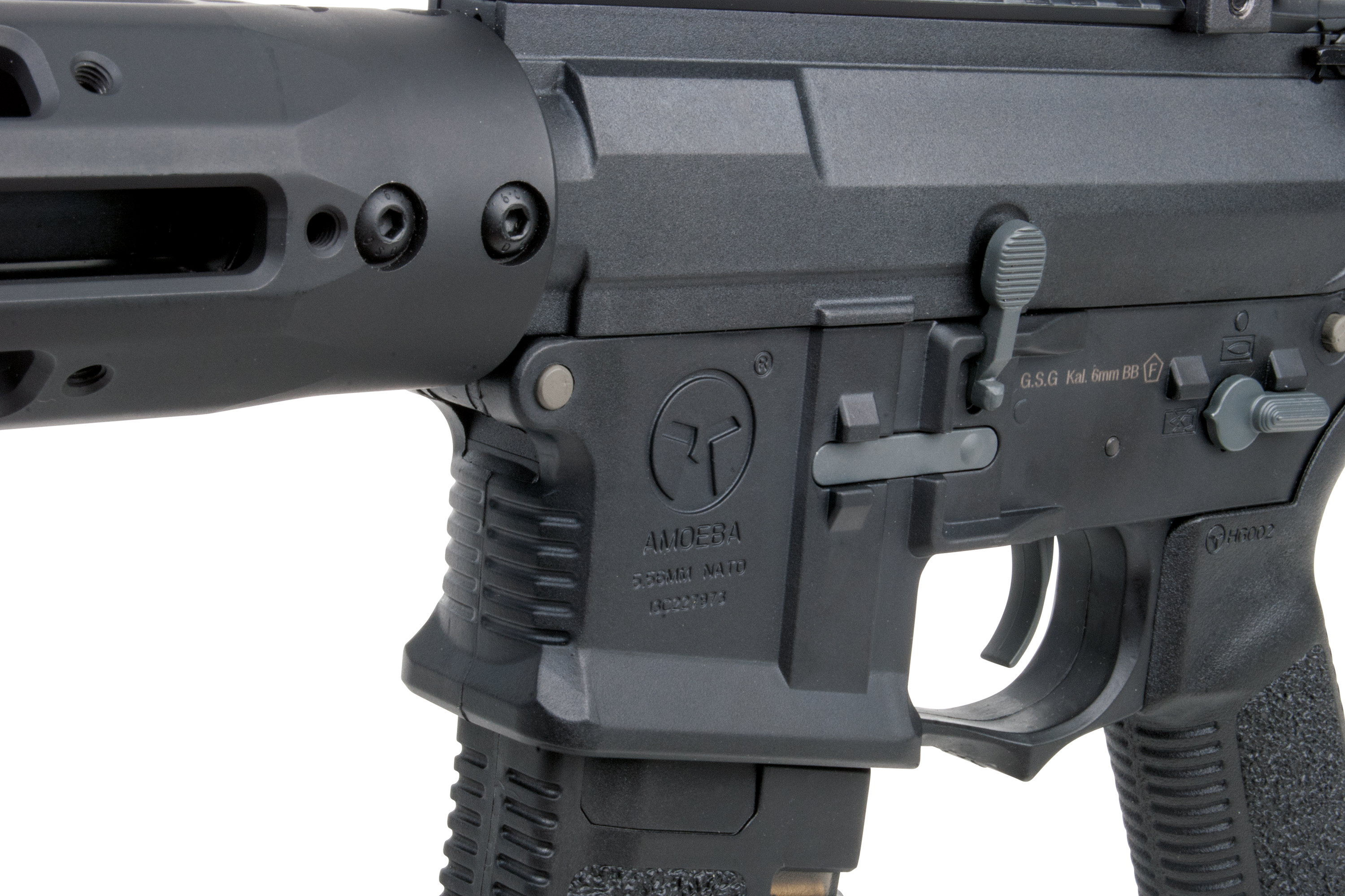 Nahaufnahme eines schwarzen Amoeba-Airsoft-Gewehrempfängers mit 5,56-mm-NATO-Markierungen und einer robusten Polymerkonstruktion.