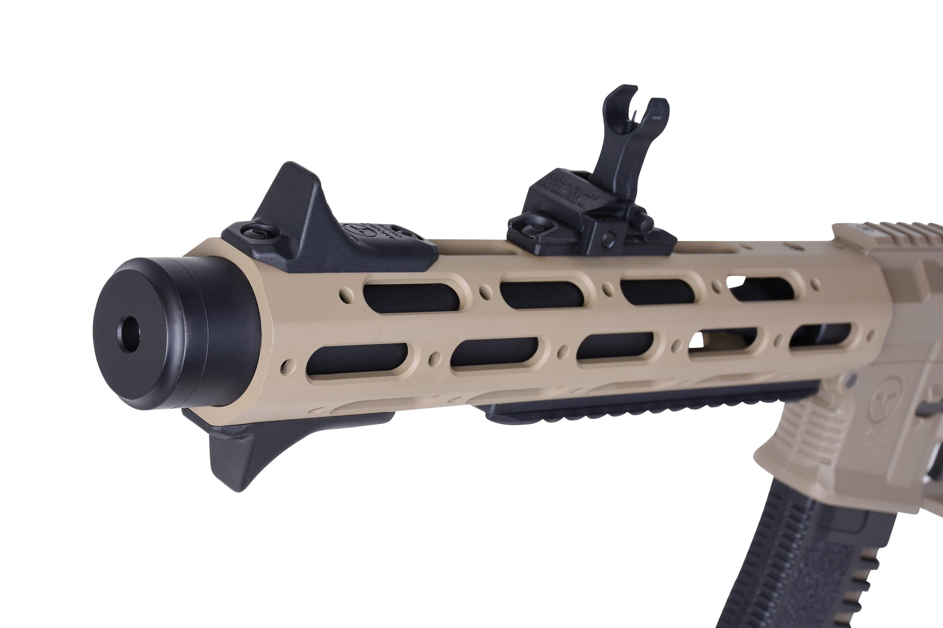 Hellbrauner M-LOK-Handschutz an einem Luftgewehr mit schwarzer Mündungsvorrichtung und hochklappbarem Visier zur taktischen Anpassung.