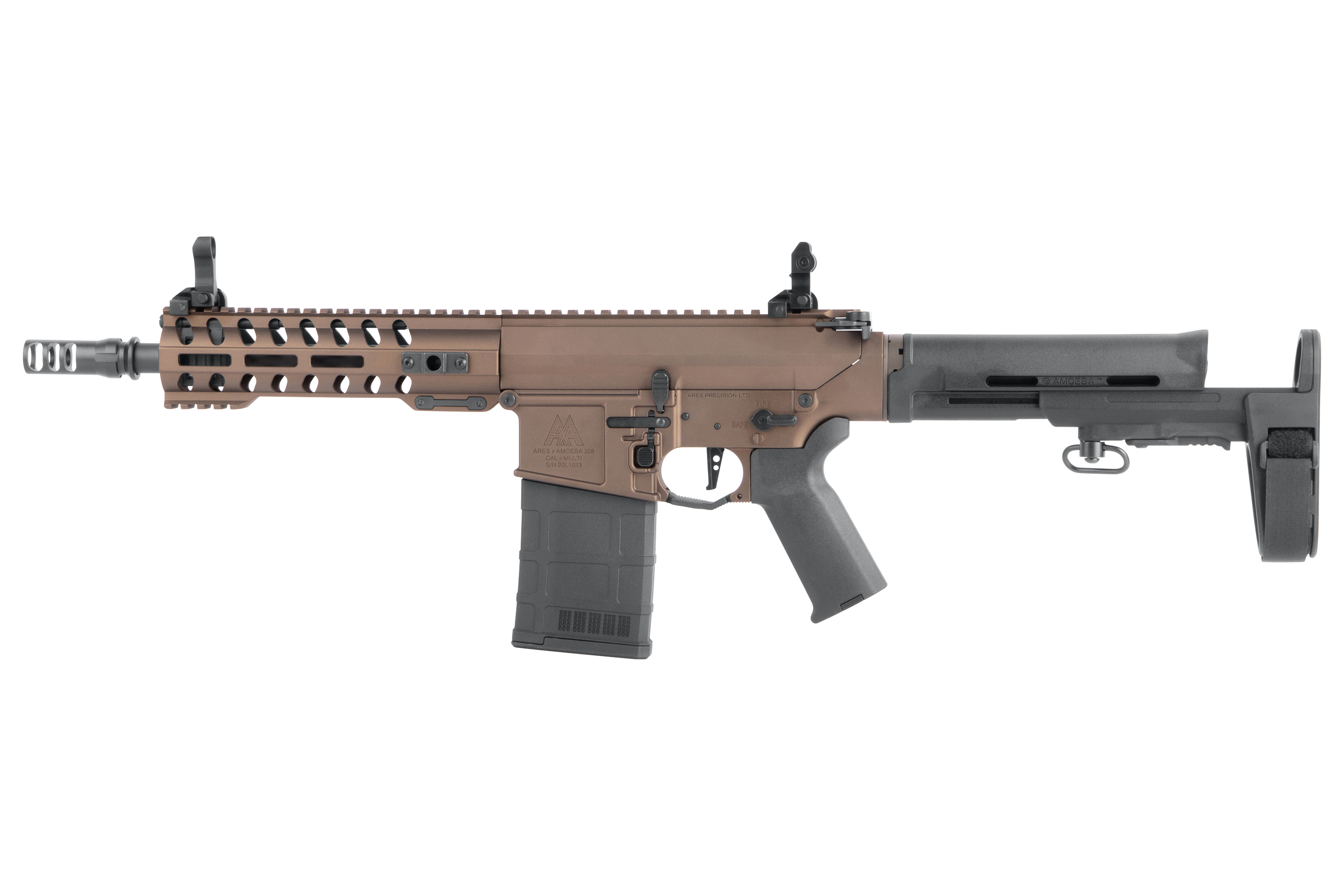Ares Amoeba Striker bronzefarbenes Airsoft-Gewehr mit schwarzem Schaft, Magazin und taktischem Schienensystem auf weißem Hintergrund.