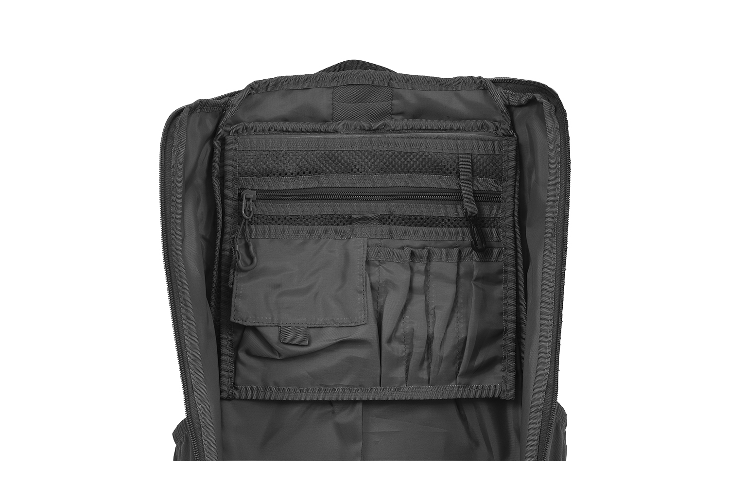 Innenansicht eines schwarzen taktischen Rucksacks mit organisiertem Einsatz mit Netztaschen, Schlitzen und Reißverschlussfach.