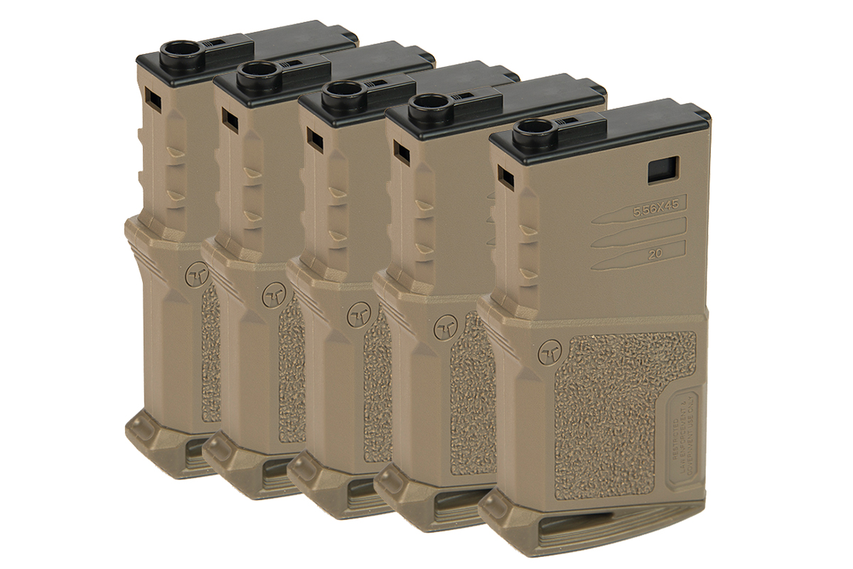 Satz aus vier braunen Polymer-Gewehrmagazinen im Kaliber 5,56 x 45 mit strukturierten Griffflächen für den Einsatz als taktische Schusswaffe.