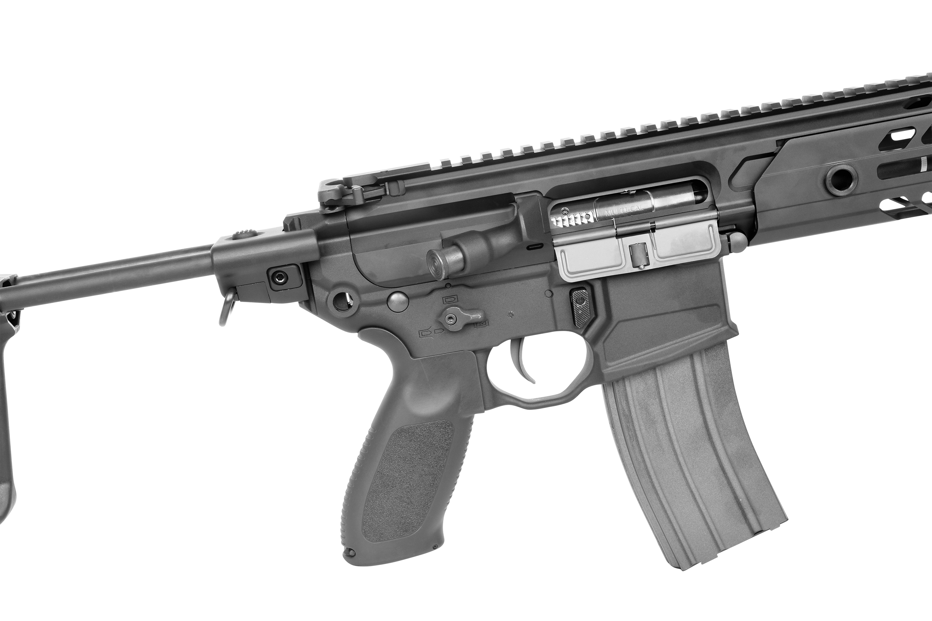 Nahaufnahme eines schwarzen SIG MCX-Luftgewehrempfängers mit taktischem Pistolengriff, Metallmagazin und Schienensystem.