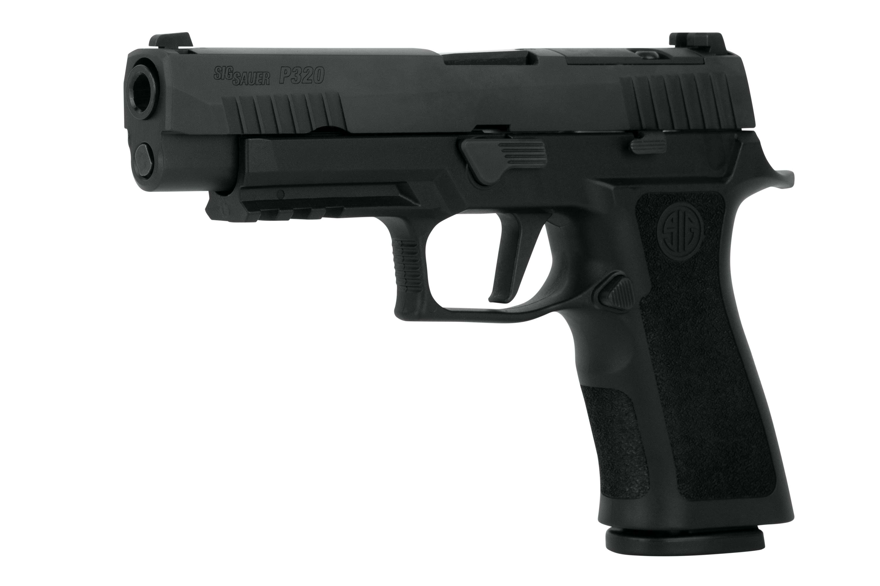 Schwarze Sig Sauer P320-Luftpistole mit strukturiertem Griff, integrierter Schiene und Metallschlitten auf einem sauberen weißen Hintergrund.